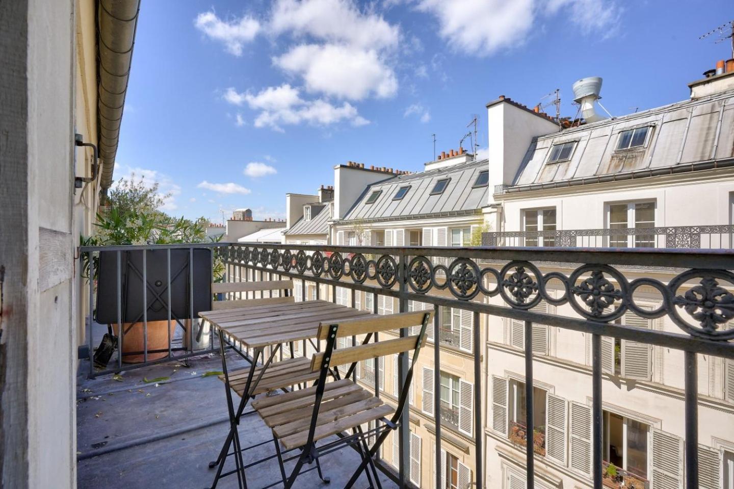 Stunning 1br Flat With Balcony Near Metro Station Apartment *