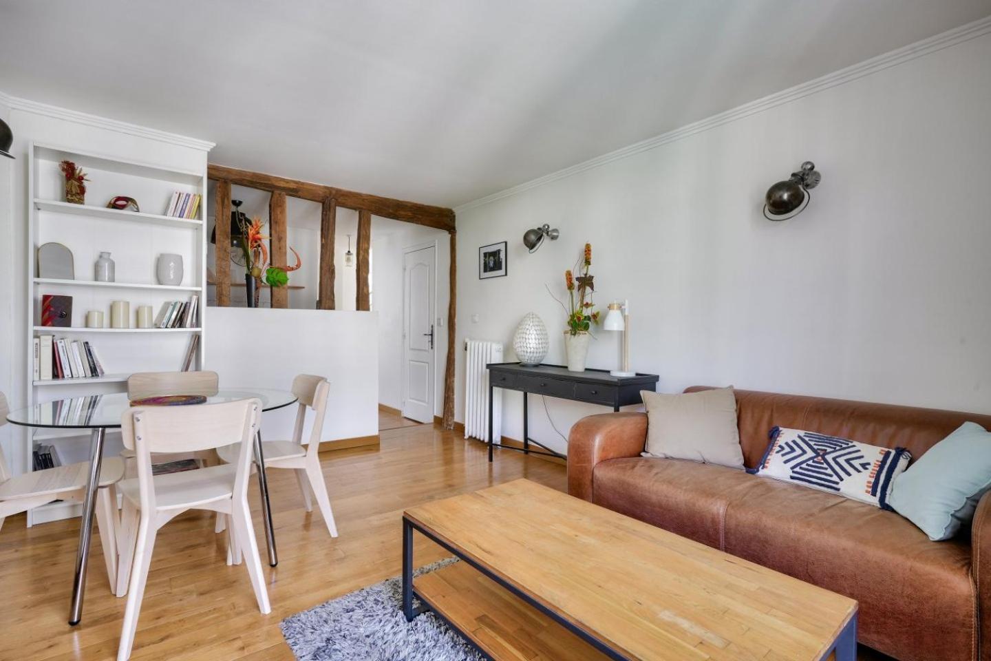 Apartment Stunning 1br Flat With Balcony Near Metro Station *