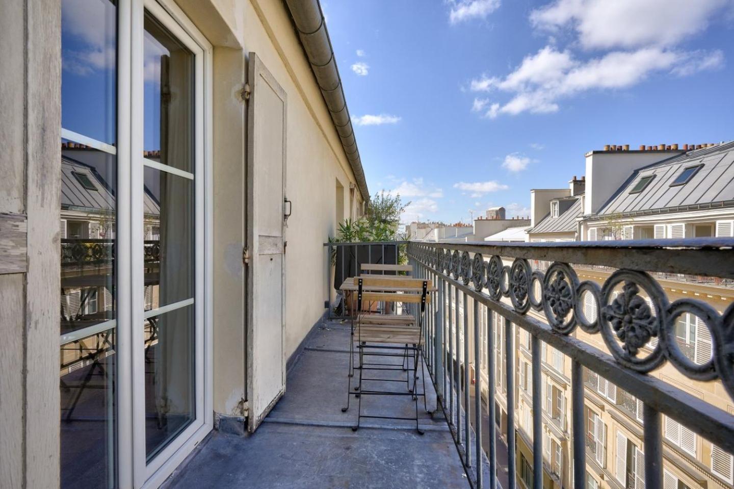 Stunning 1br Flat With Balcony Near Metro Station Apartment Paris