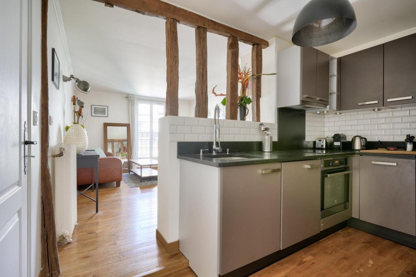 Apartment Stunning 1br Flat With Balcony Near Metro Station *