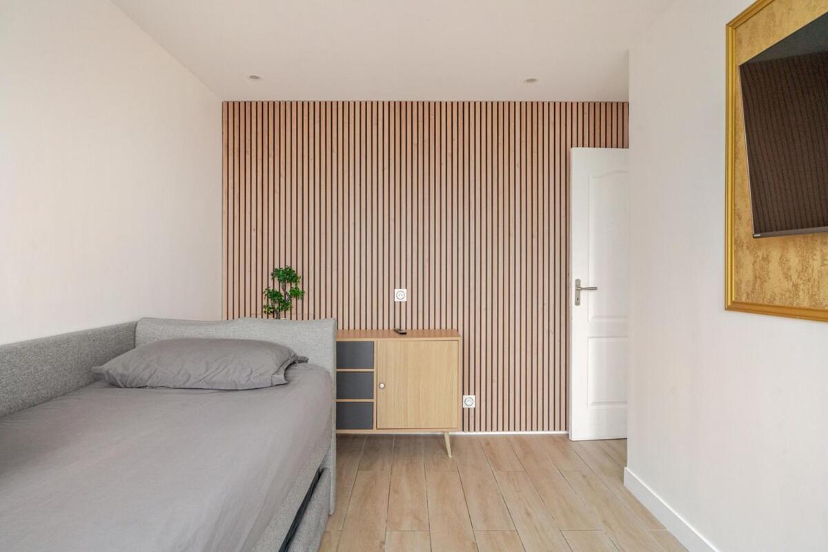 With Amazing View Of Parking Apartment Paris