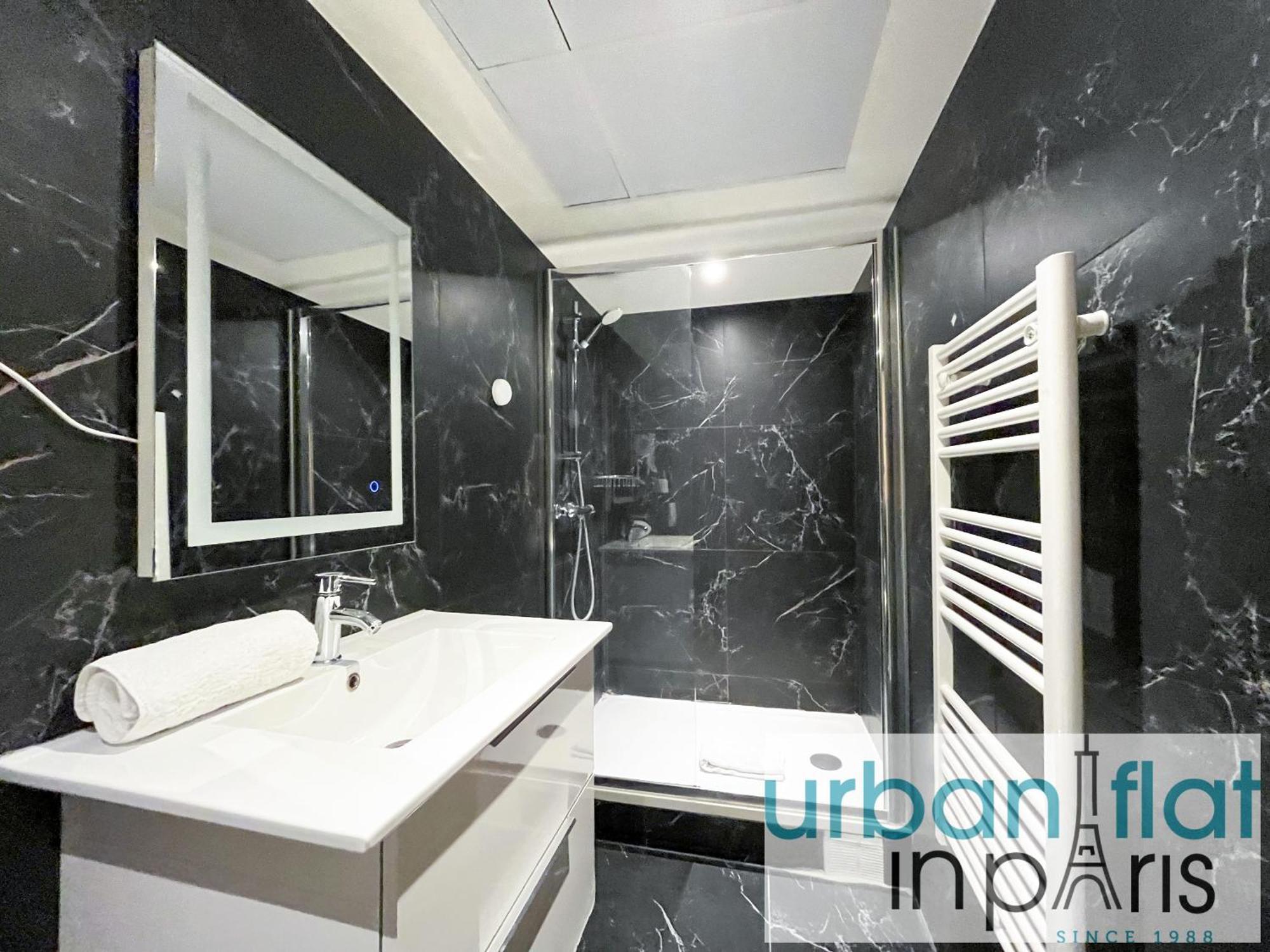 Apartment Urban Flat 129 - Sublime Art Champs-elysees Paris