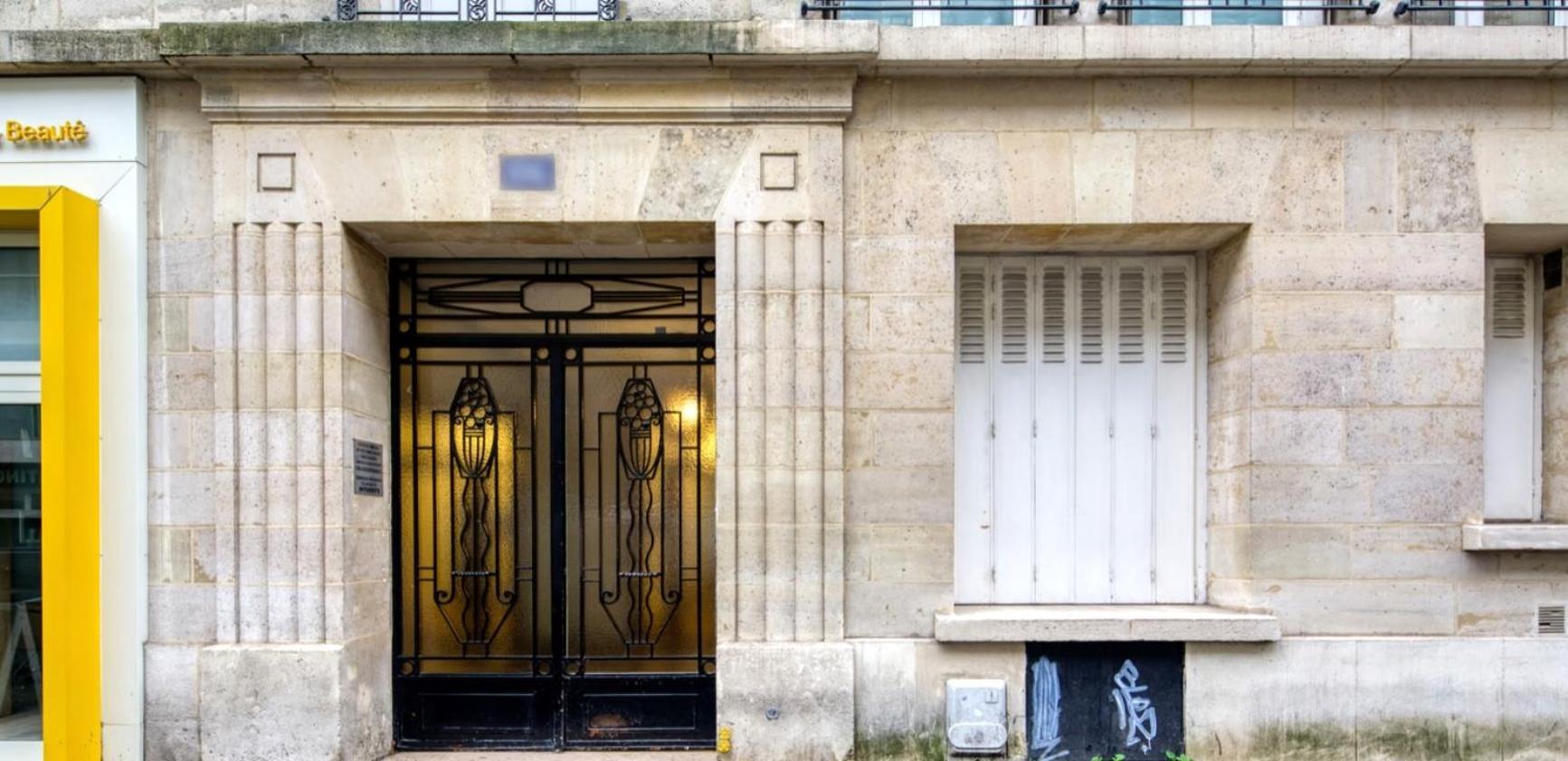 Meuble, Trois * Paris