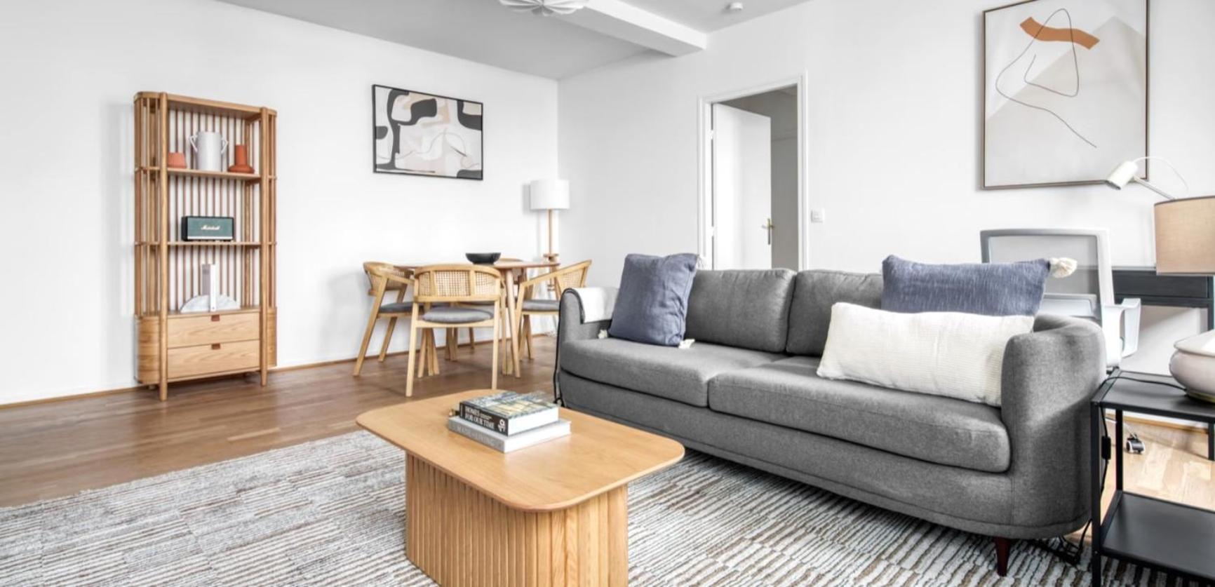 Meuble, Trois Paris