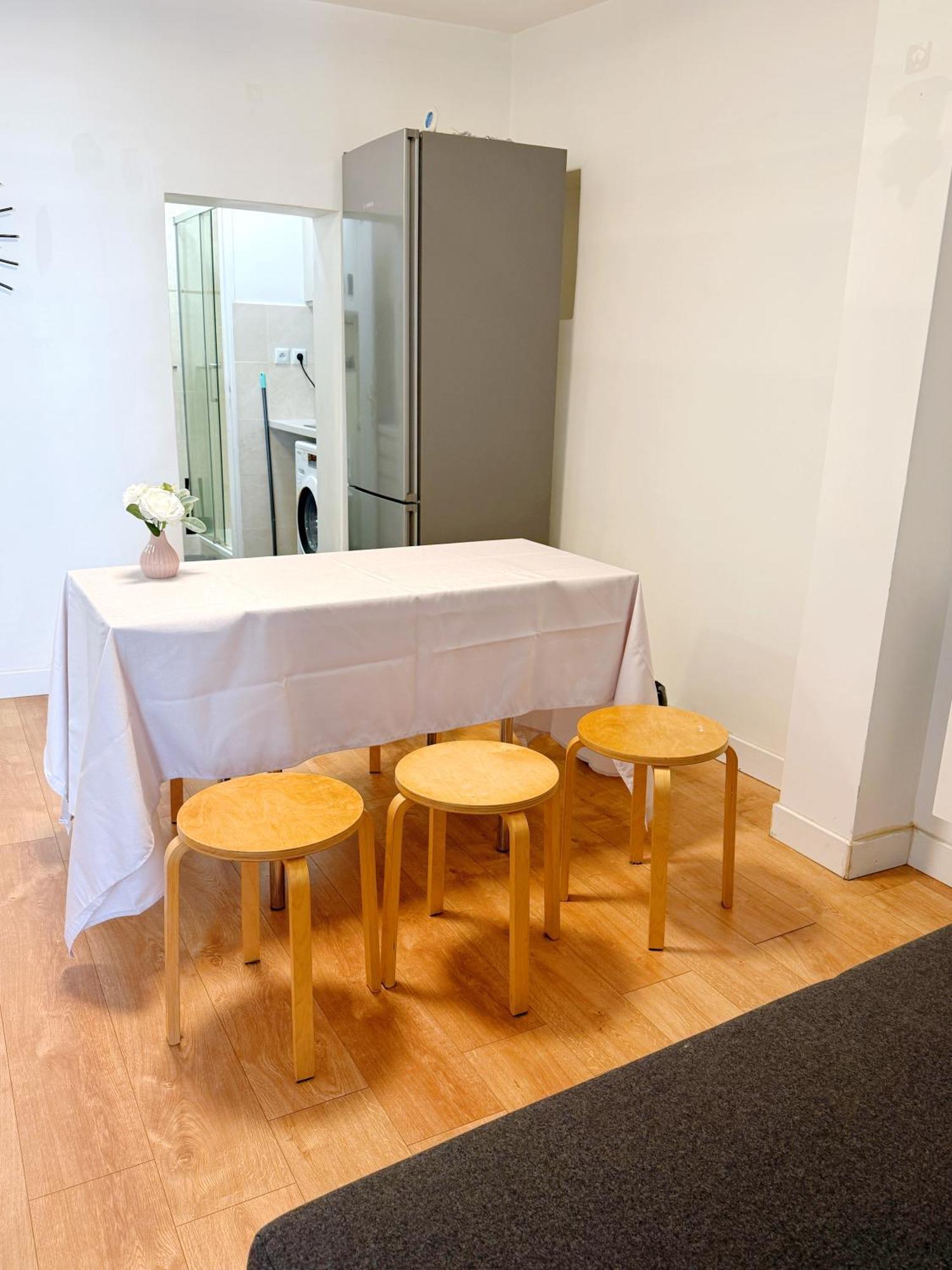 5 People Centre 3em In Meslay Marais Paris