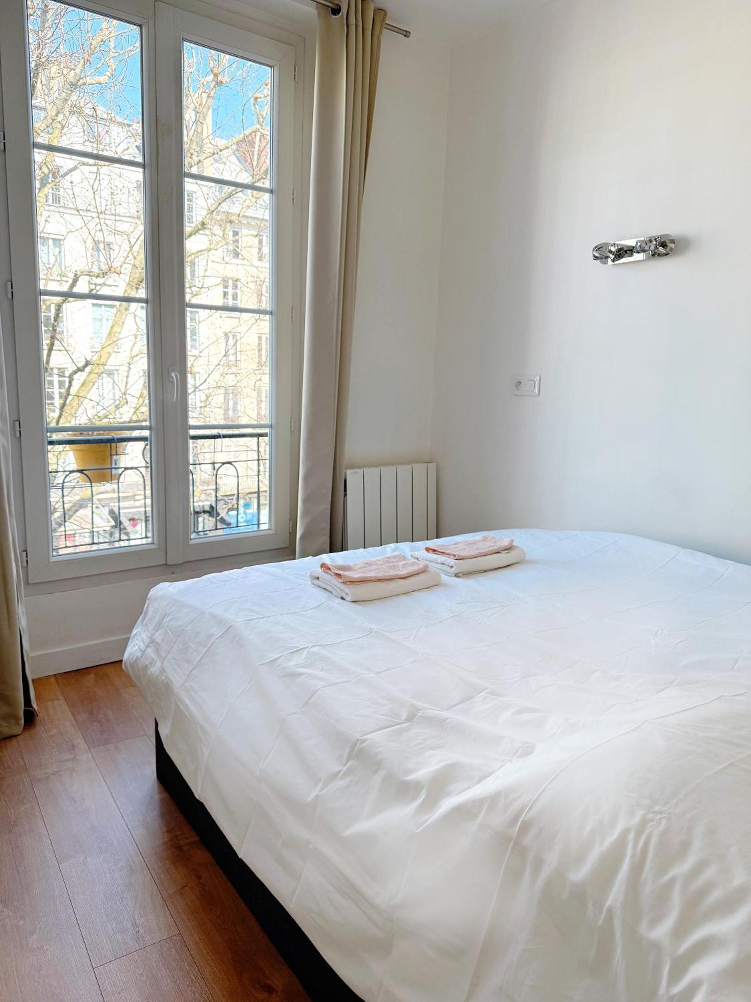 5 People Centre 3em In Meslay Marais Paris