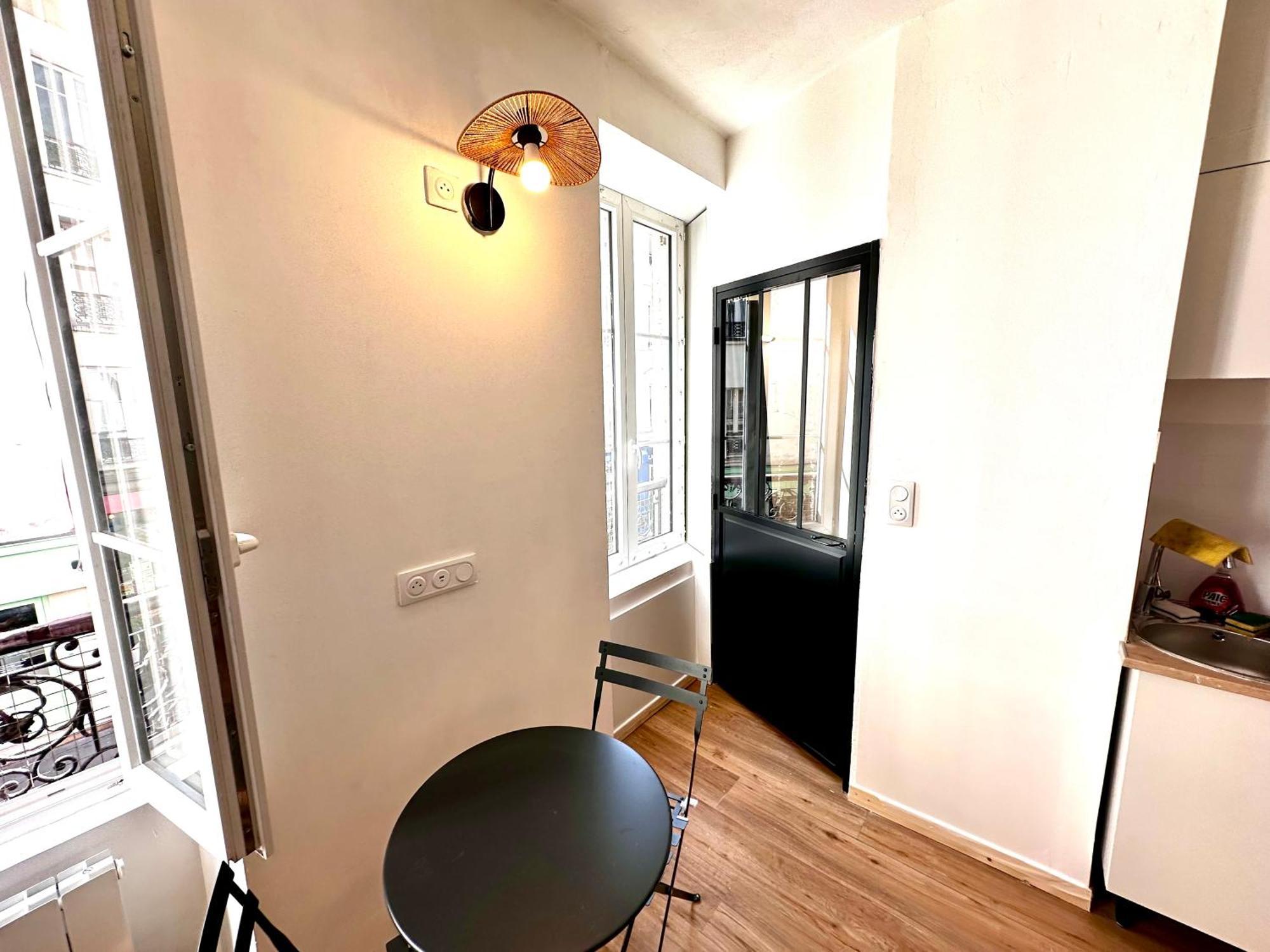 Sunny In The Heart Of 11eme Apartamento