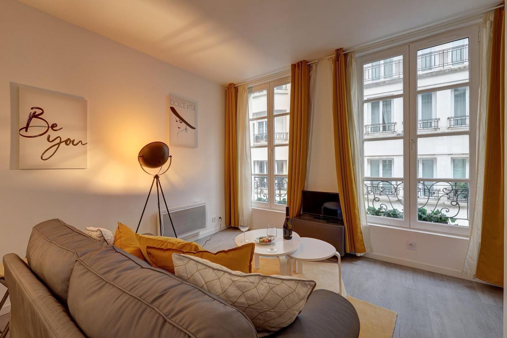 587 Stuart - Superb In * Paris