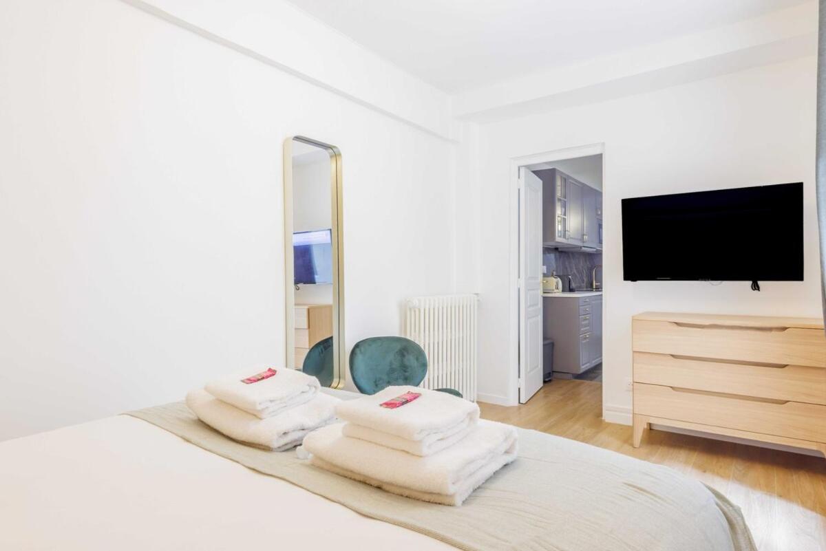 3 Min From Haussmann, Sleeps 6 , 2bdr Apartment *