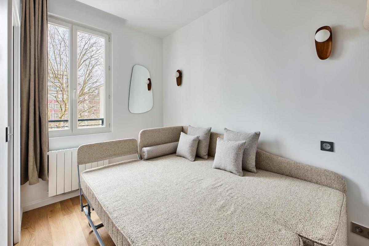 Lively & Trendy Neighborhood Metro L11 Apartment Paris