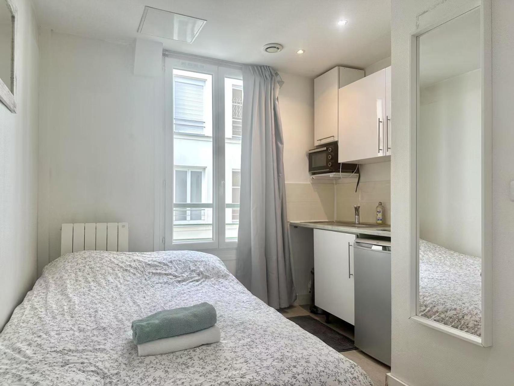 Apartment Stylish Steps From Montmartre In Clauzel Paris