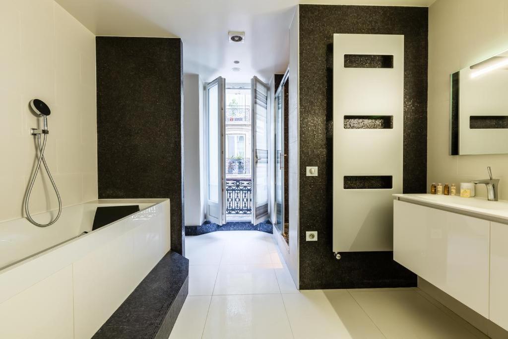Elegant 3br Champs-elysees & Arc De Triomphe *