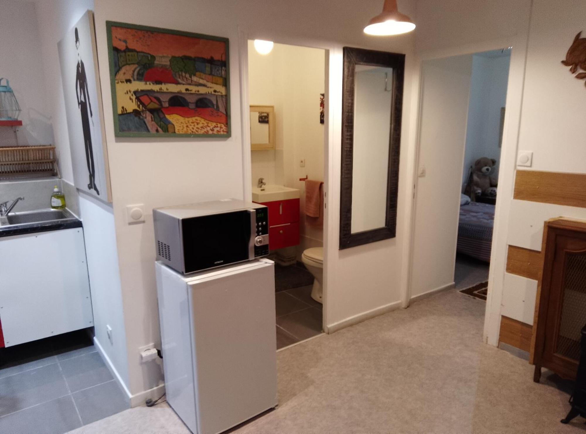 Guesthouse Familial Pour 2,3,4 Personnes De 44M2- Accessible Handic -Rez De Chaussee-Vues Sur Rue Et Patio Prive - Sejour, Chambre Separee-Cuisine,Salle De Bain,Lit Double Et Canape-Lit 2Pers-Entree De La Rue Berzelius-5 Minutes Du Metro Brochant-Lig Apartment Paris