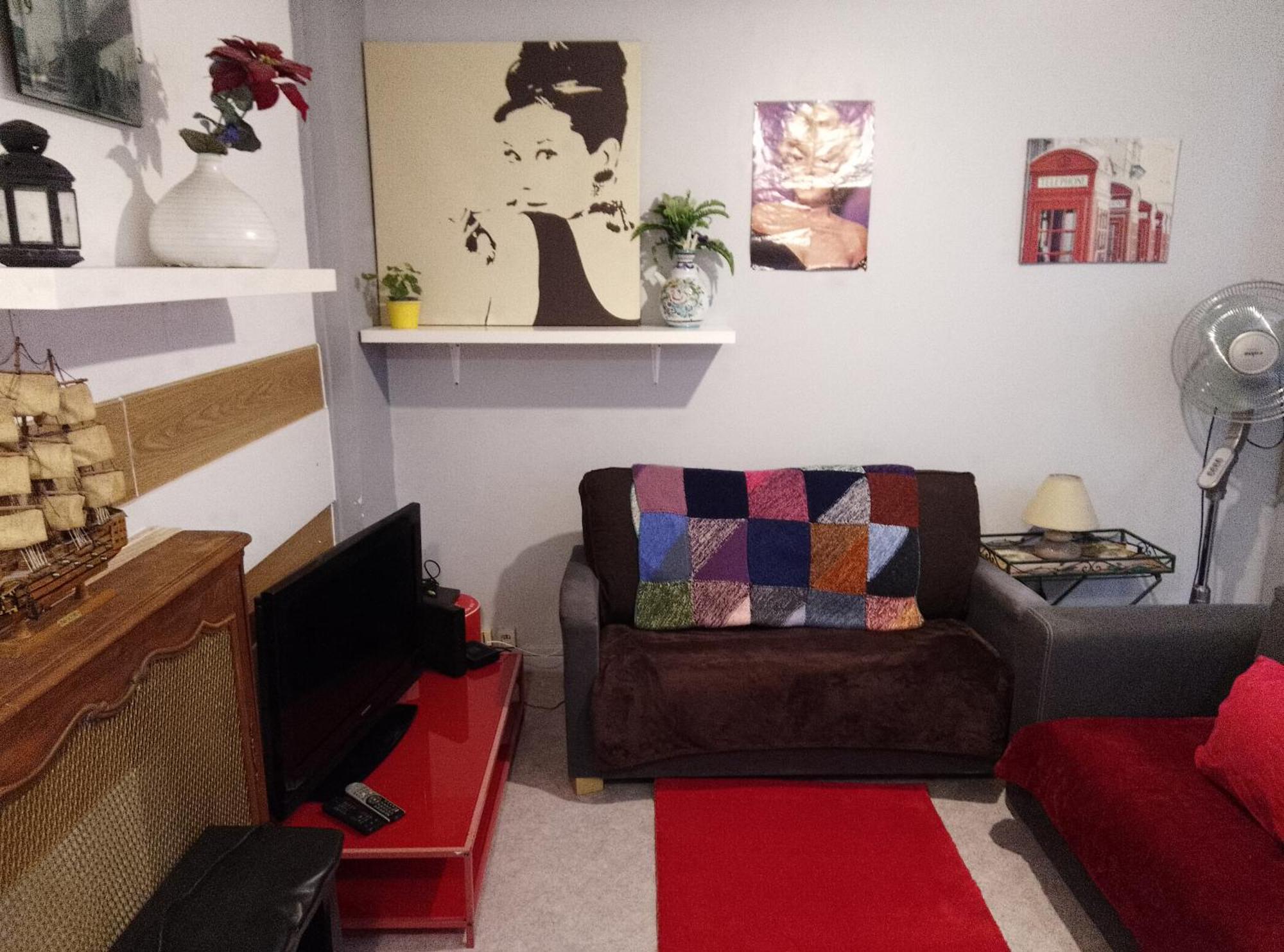 Guesthouse Familial Pour 2,3,4 Personnes De 44M2- Accessible Handic -Rez De Chaussee-Vues Sur Rue Et Patio Prive - Sejour, Chambre Separee-Cuisine,Salle De Bain,Lit Double Et Canape-Lit 2Pers-Entree De La Rue Berzelius-5 Minutes Du Metro Brochant-Lig * Paris