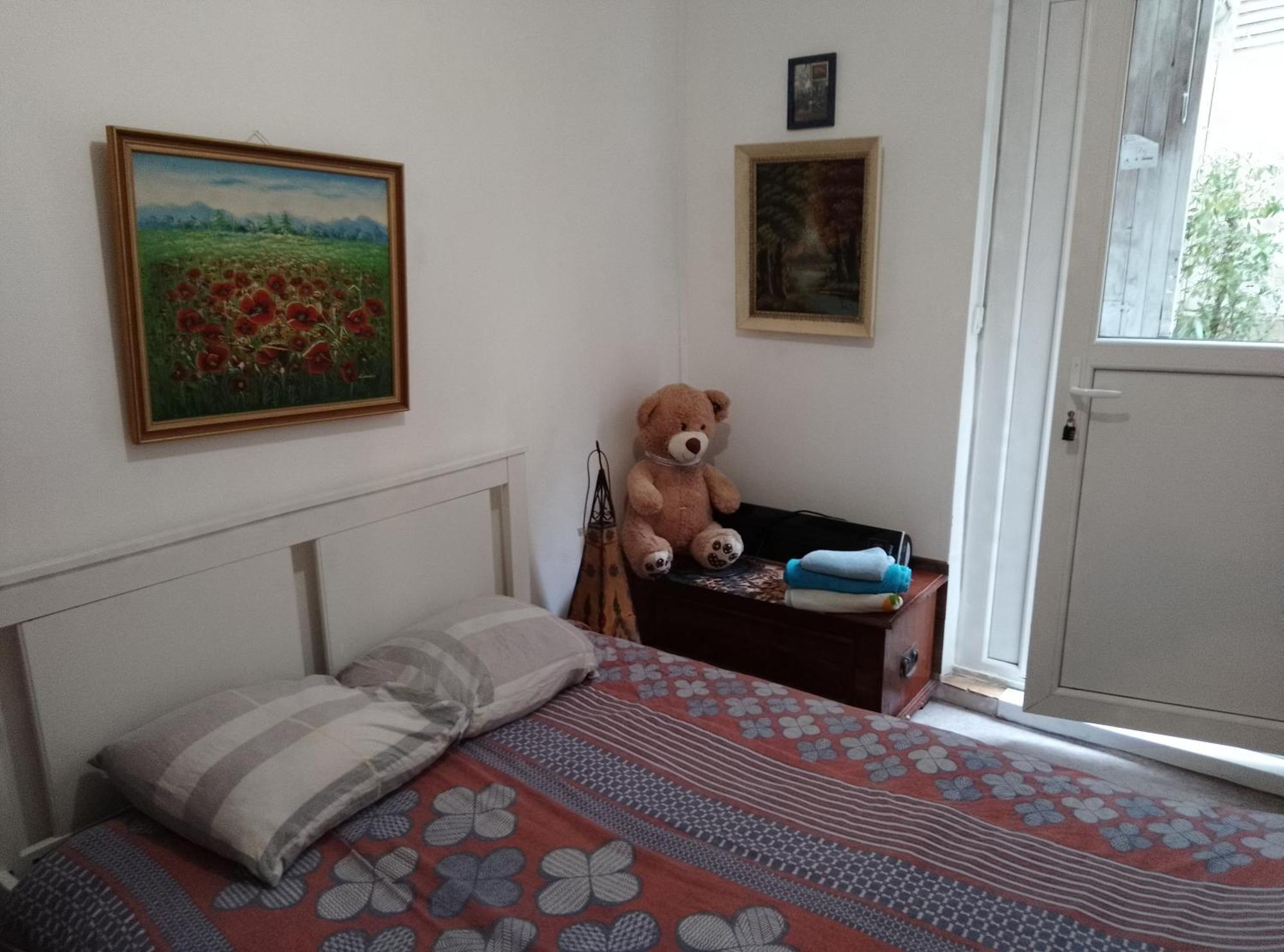 Guesthouse Familial Pour 2,3,4 Personnes De 44M2- Accessible Handic -Rez De Chaussee-Vues Sur Rue Et Patio Prive - Sejour, Chambre Separee-Cuisine,Salle De Bain,Lit Double Et Canape-Lit 2Pers-Entree De La Rue Berzelius-5 Minutes Du Metro Brochant-Lig Paris