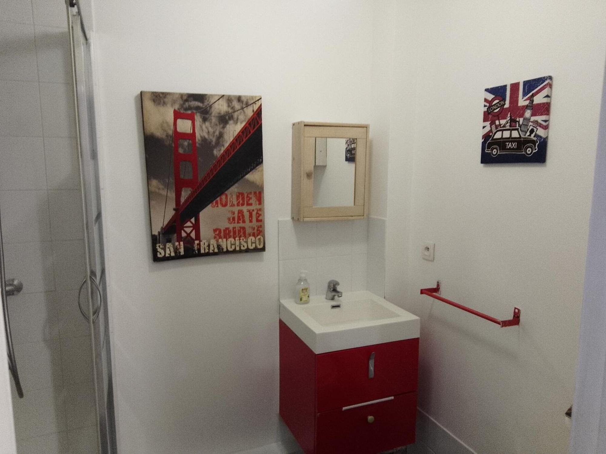 Guesthouse Familial Pour 2,3,4 Personnes De 44M2- Accessible Handic -Rez De Chaussee-Vues Sur Rue Et Patio Prive - Sejour, Chambre Separee-Cuisine,Salle De Bain,Lit Double Et Canape-Lit 2Pers-Entree De La Rue Berzelius-5 Minutes Du Metro Brochant-Lig *