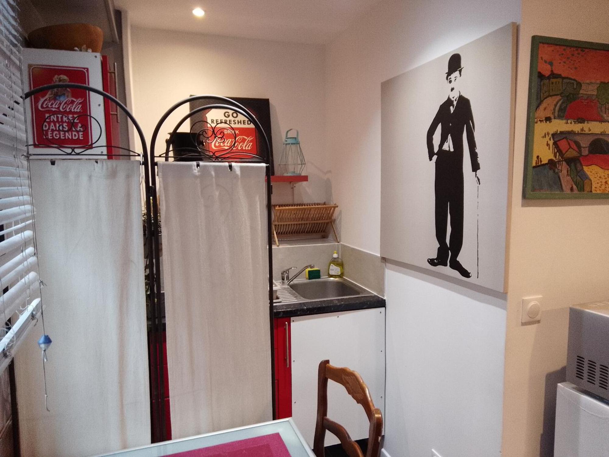 Appartement Guesthouse Familial Pour 2,3,4 Personnes De 44M2- Accessible Handic -Rez De Chaussee-Vues Sur Rue Et Patio Prive - Sejour, Chambre Separee-Cuisine,Salle De Bain,Lit Double Et Canape-Lit 2Pers-Entree De La Rue Berzelius-5 Minutes Du Metro Brochant-Lig Paris