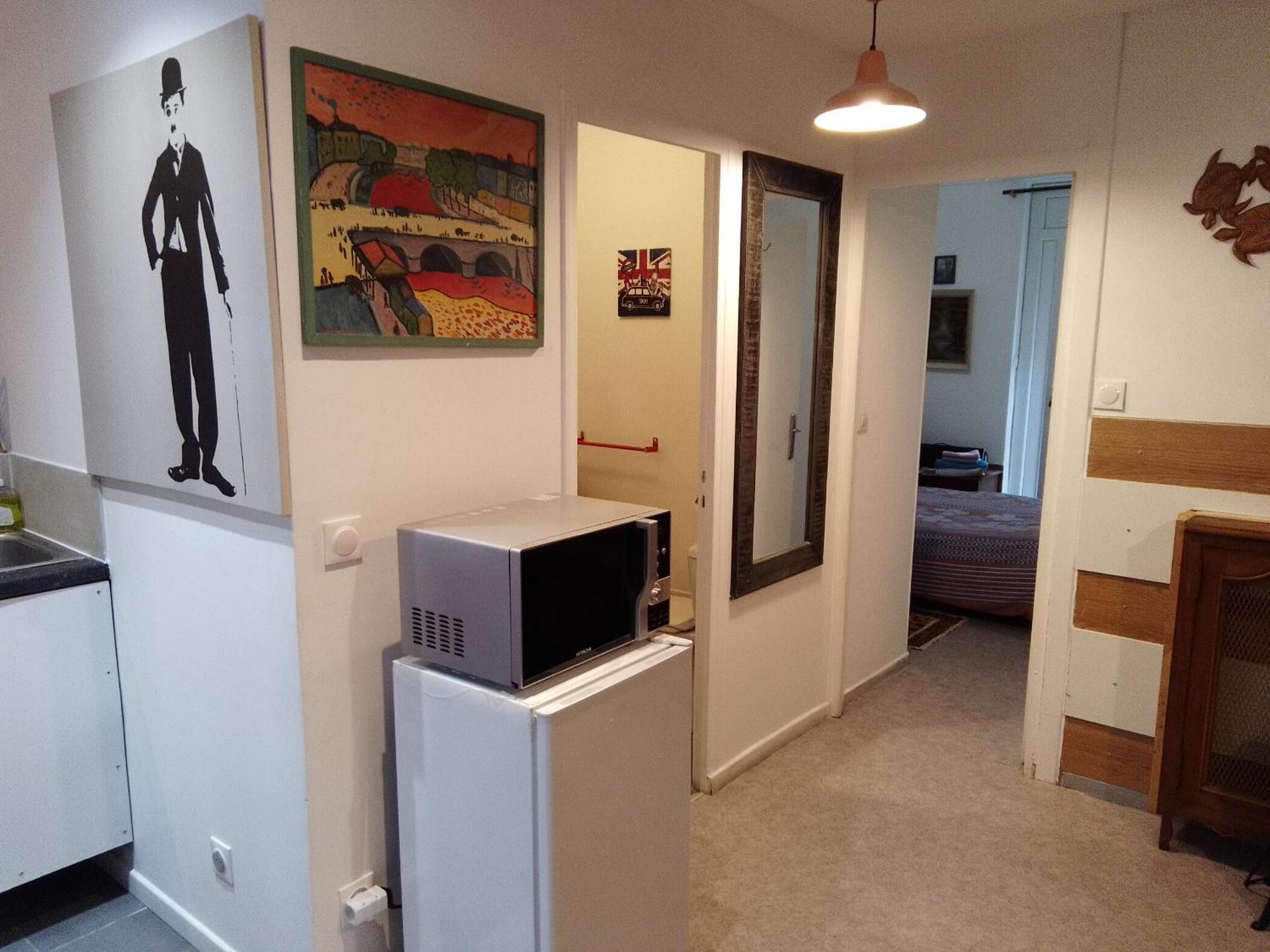 Guesthouse Familial Pour 2,3,4 Personnes De 44M2- Accessible Handic -Rez De Chaussee-Vues Sur Rue Et Patio Prive - Sejour, Chambre Separee-Cuisine,Salle De Bain,Lit Double Et Canape-Lit 2Pers-Entree De La Rue Berzelius-5 Minutes Du Metro Brochant-Lig Paris