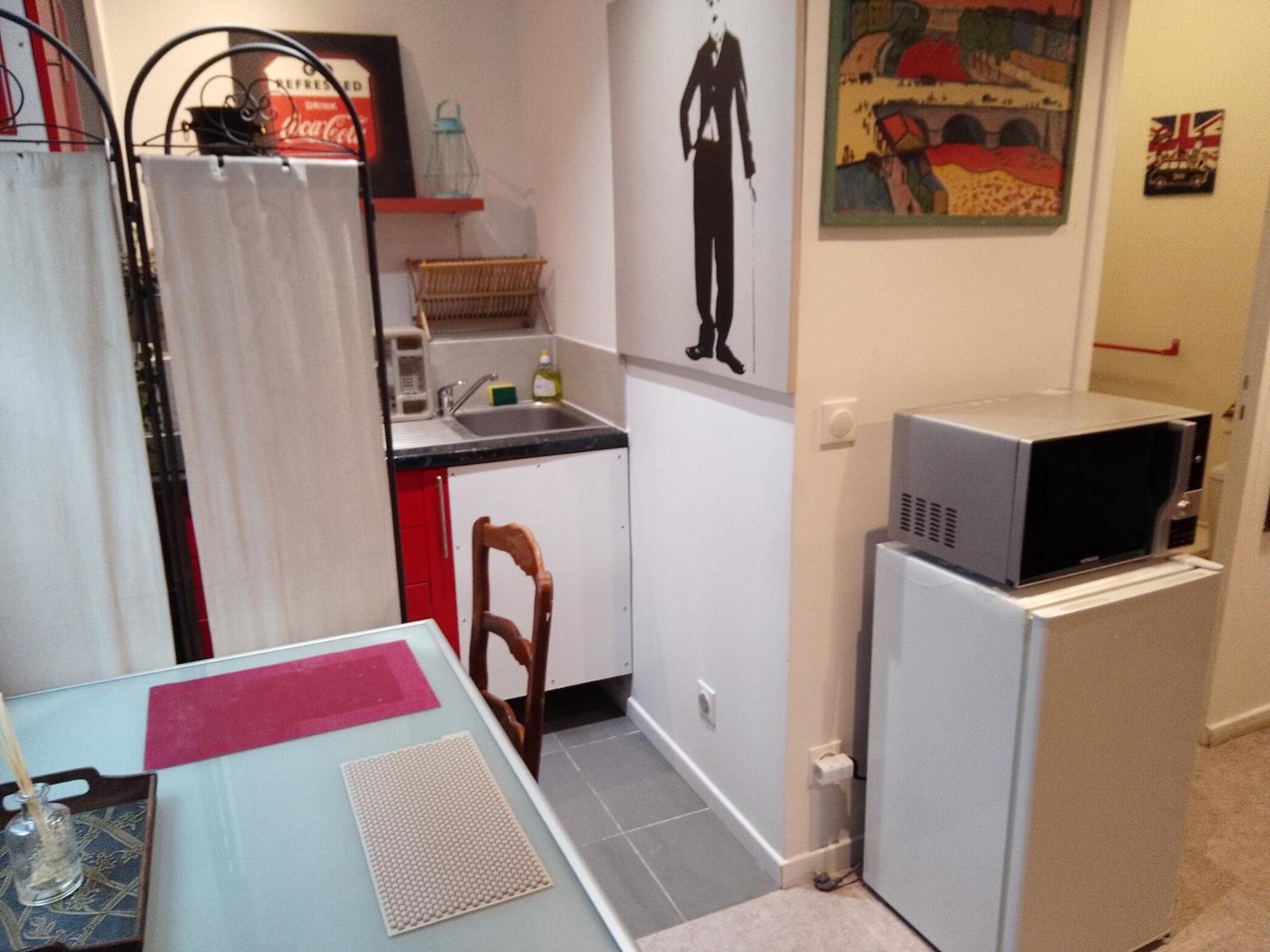 Guesthouse Familial Pour 2,3,4 Personnes De 44M2- Accessible Handic -Rez De Chaussee-Vues Sur Rue Et Patio Prive - Sejour, Chambre Separee-Cuisine,Salle De Bain,Lit Double Et Canape-Lit 2Pers-Entree De La Rue Berzelius-5 Minutes Du Metro Brochant-Lig Appartement