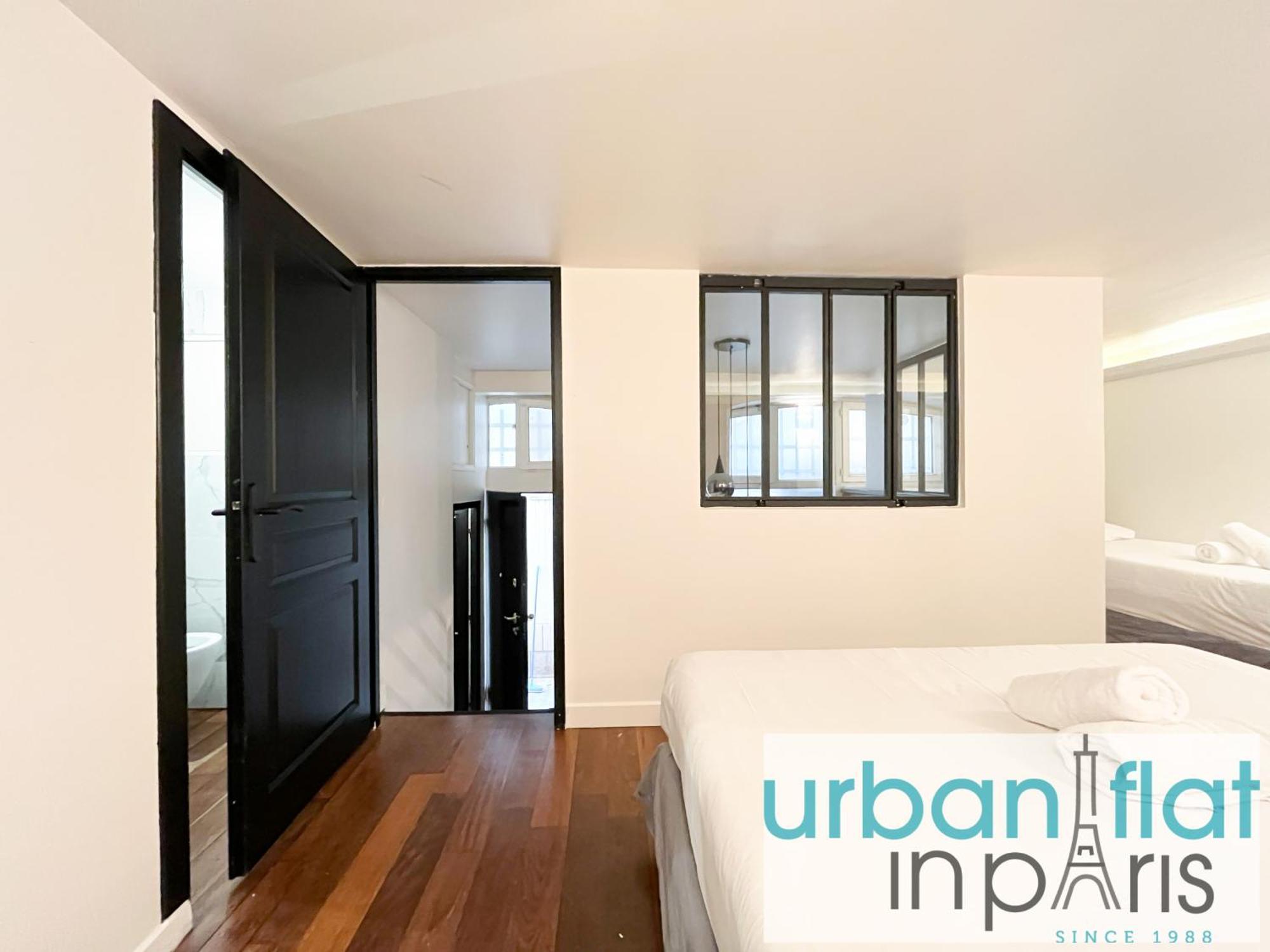 Urban Flat 09 - Stylish Triplex Champs-elysees