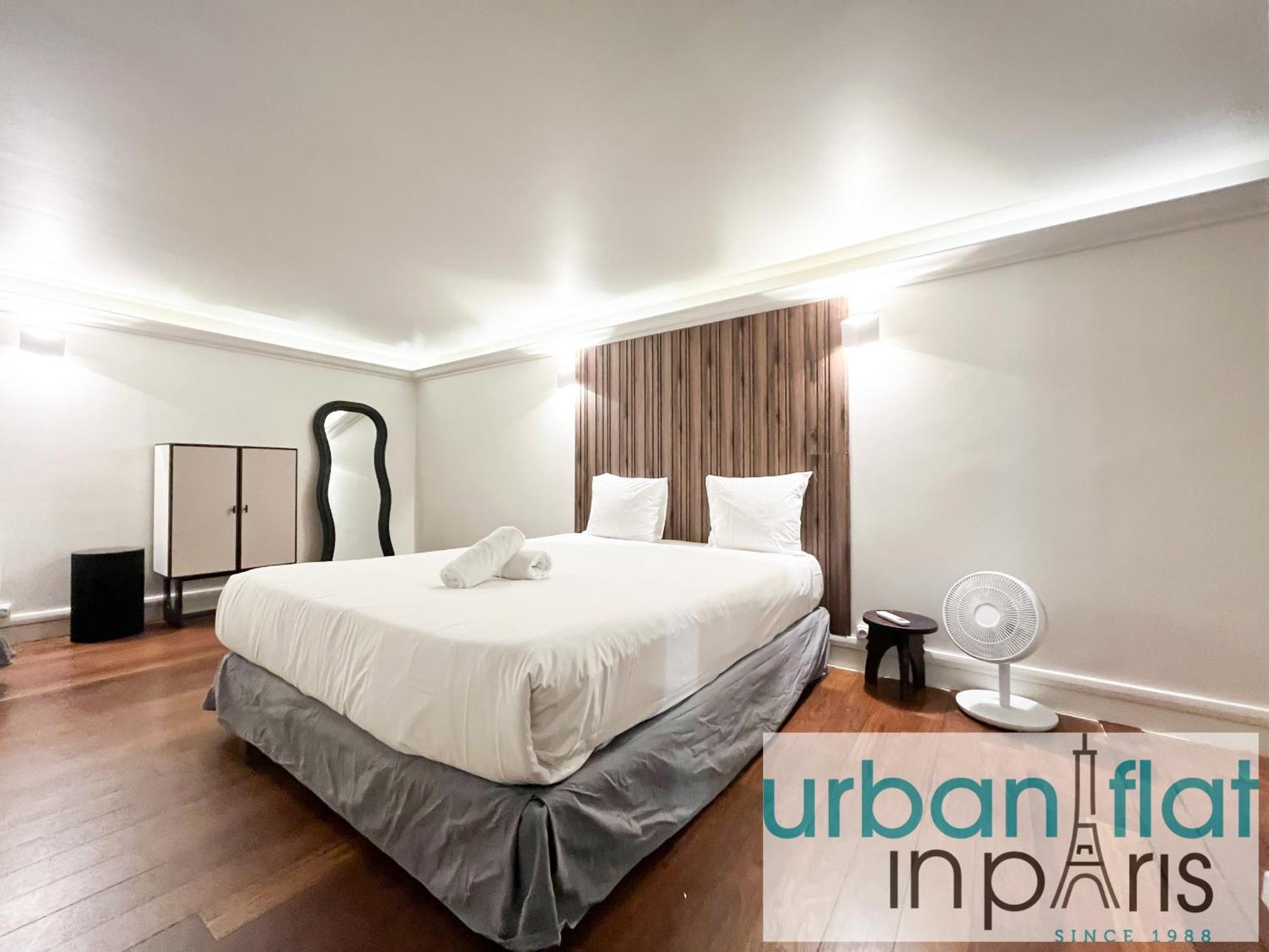 Urban Flat 09 - Stylish Triplex Champs-elysees *