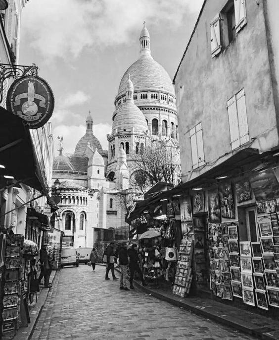 L'atelier 35 With View Of Montmartre Paris