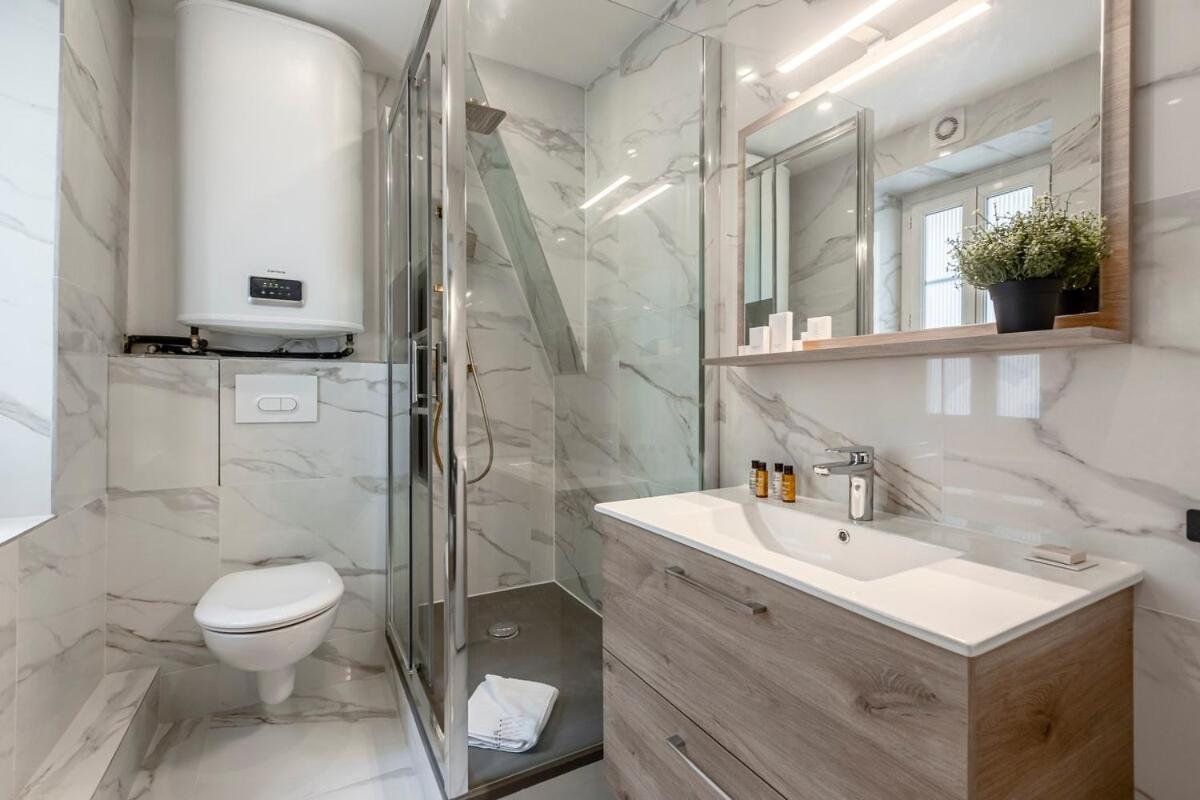 Apartment 42#opera #louvre #paris02 #2bedrooms #ac Paris