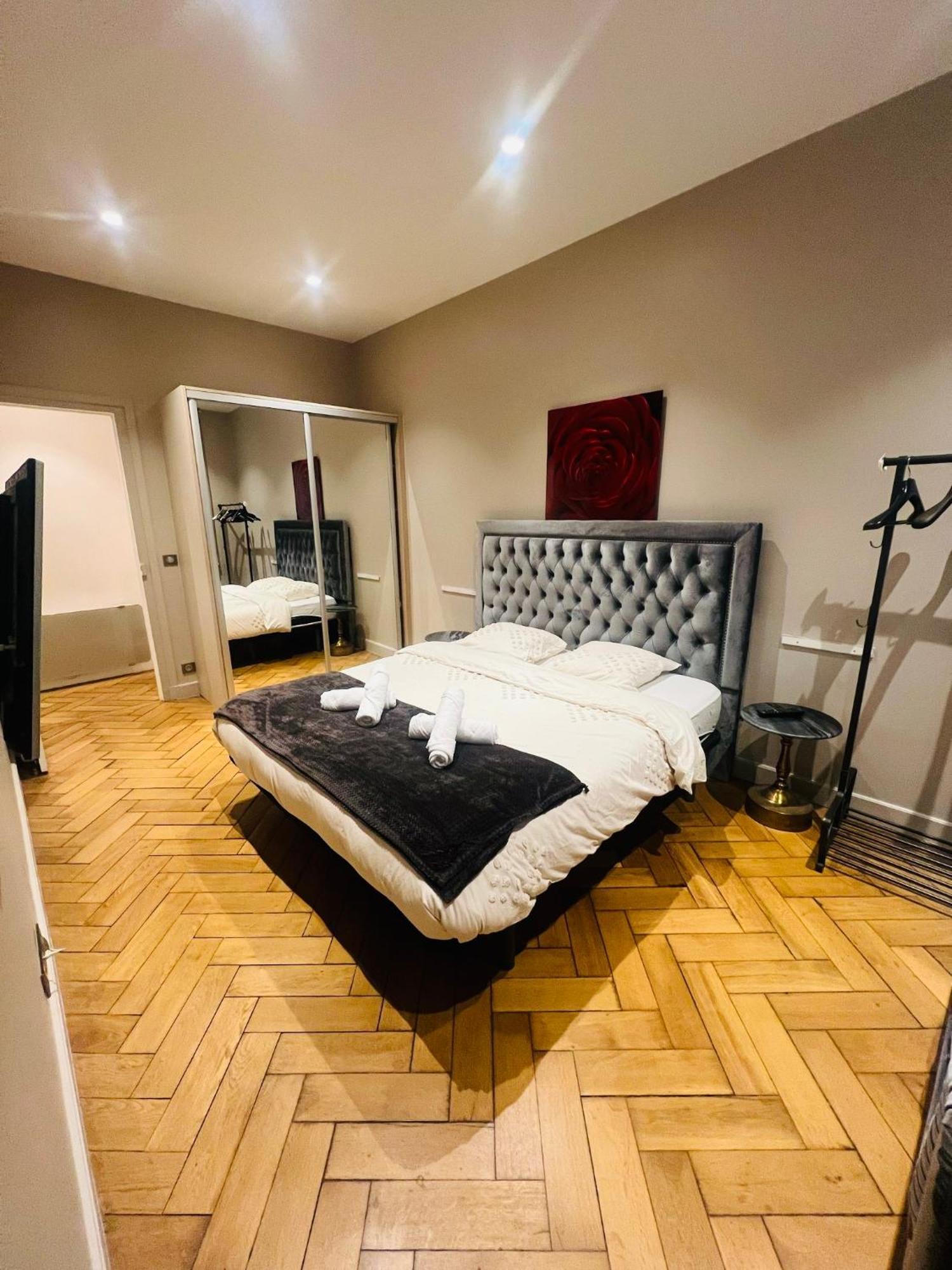 Tour Eiffel Montaigne Apartment Paris