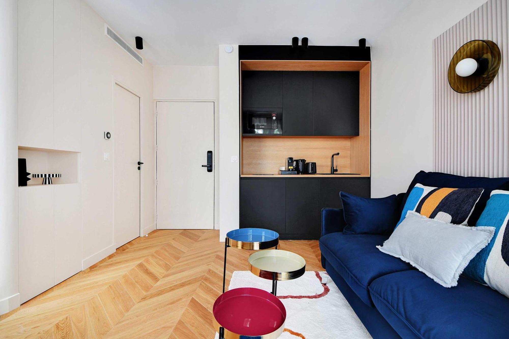 Lovely Parisian Near The Eiffel Tower Paris