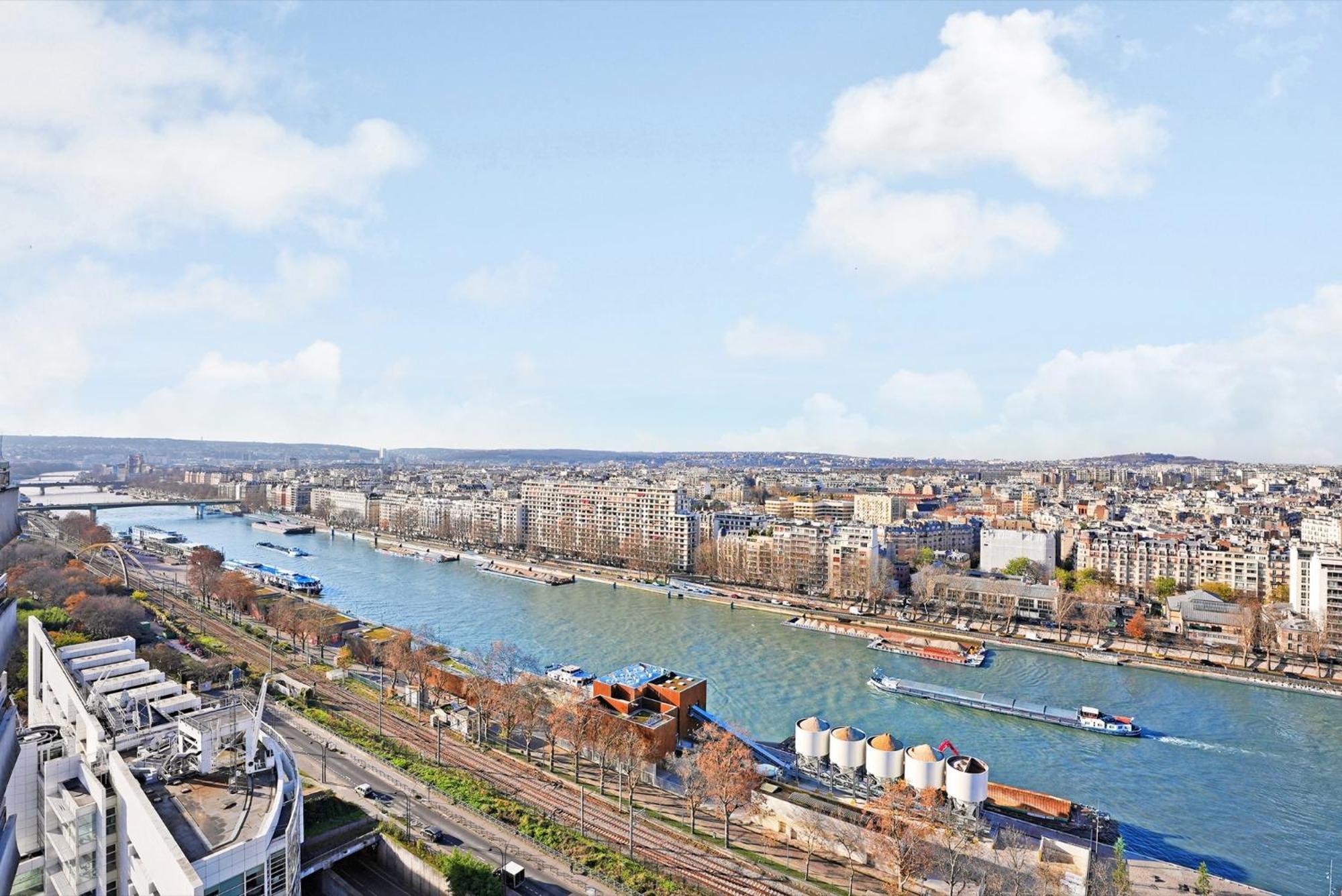 Apartment Refait A Neuf Avec Balcon Et Vue Sur La Seine - Bail Mobilite Paris