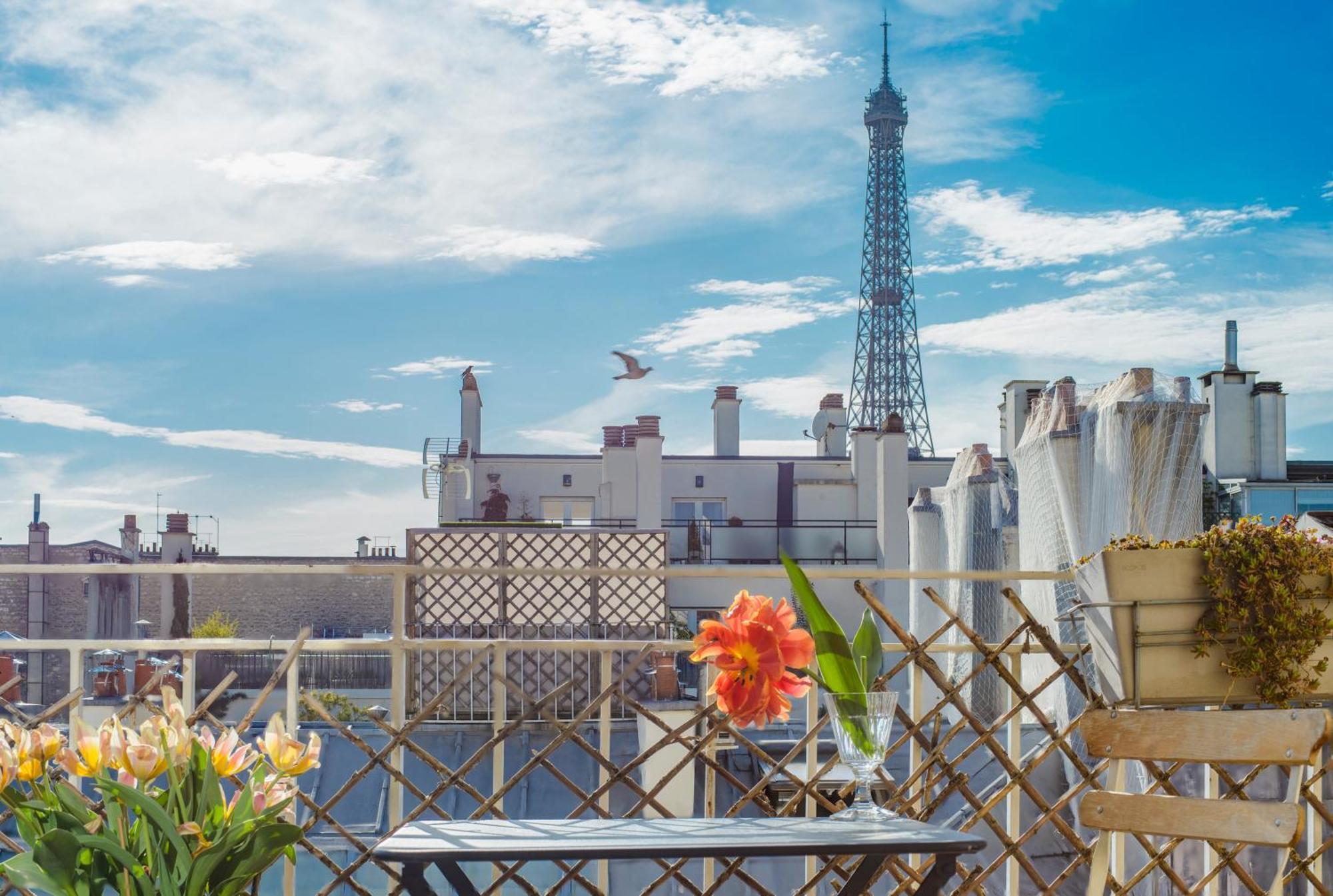 Apartment Eiffel Tower Design *
