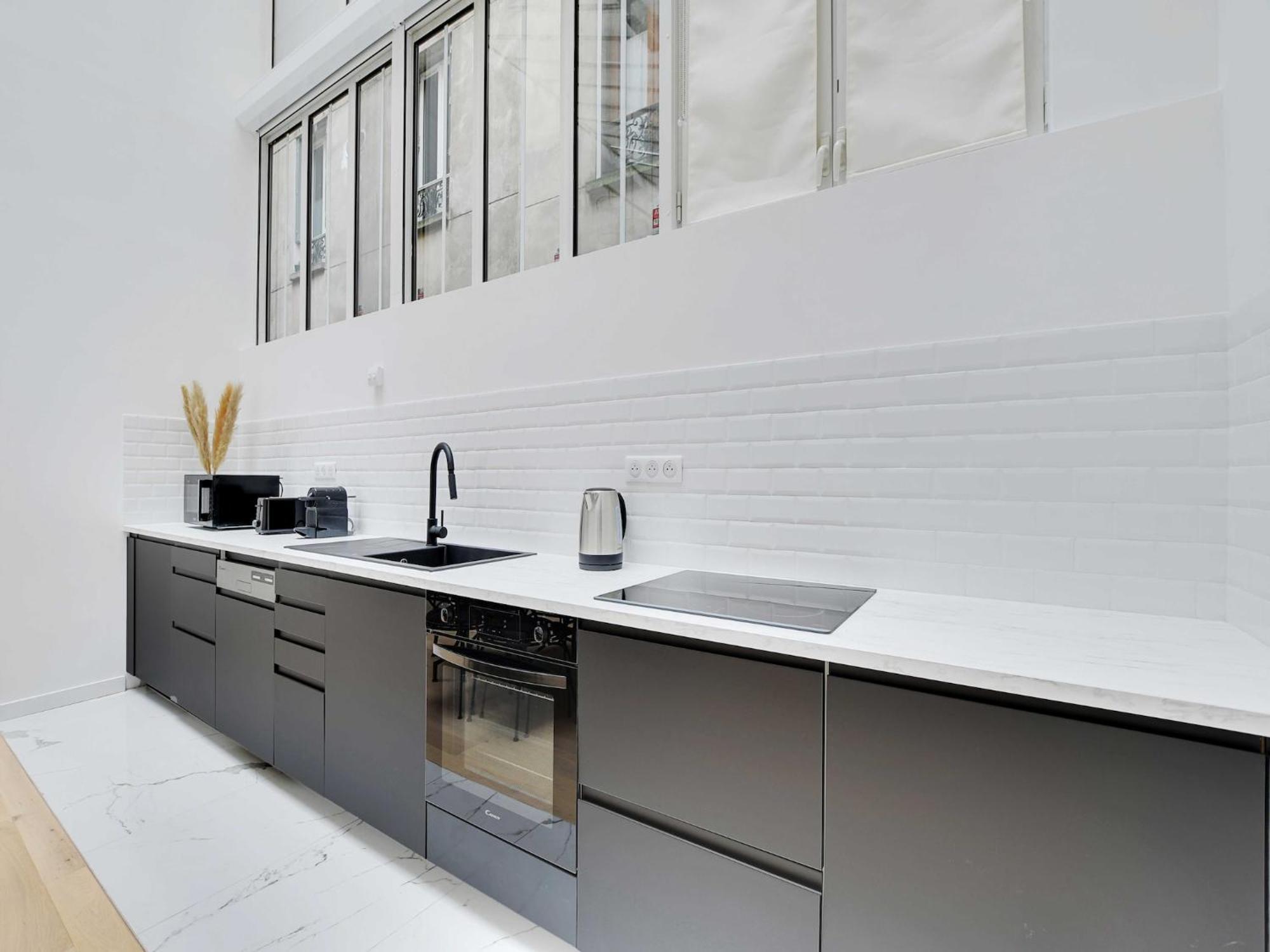 Apartment Authentique - 1br- 2p- Voltaire *