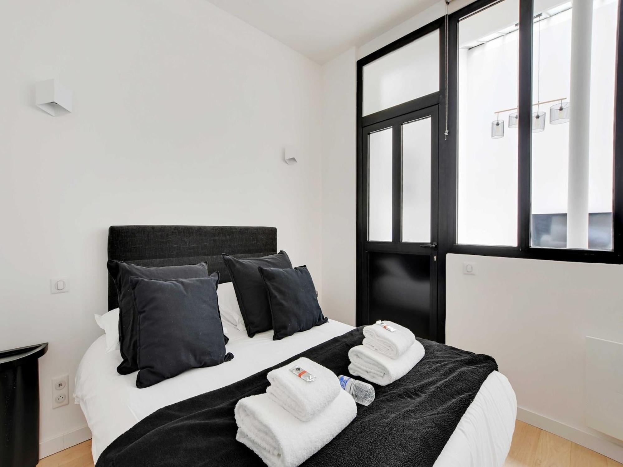 Apartment Authentique - 1br- 2p- Voltaire