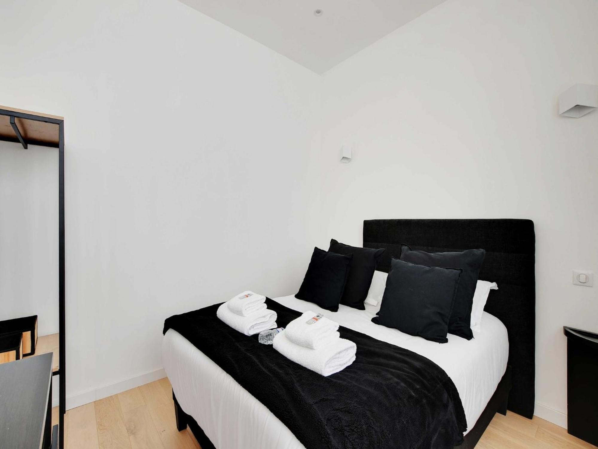 Apartment Authentique - 1br- 2p- Voltaire *