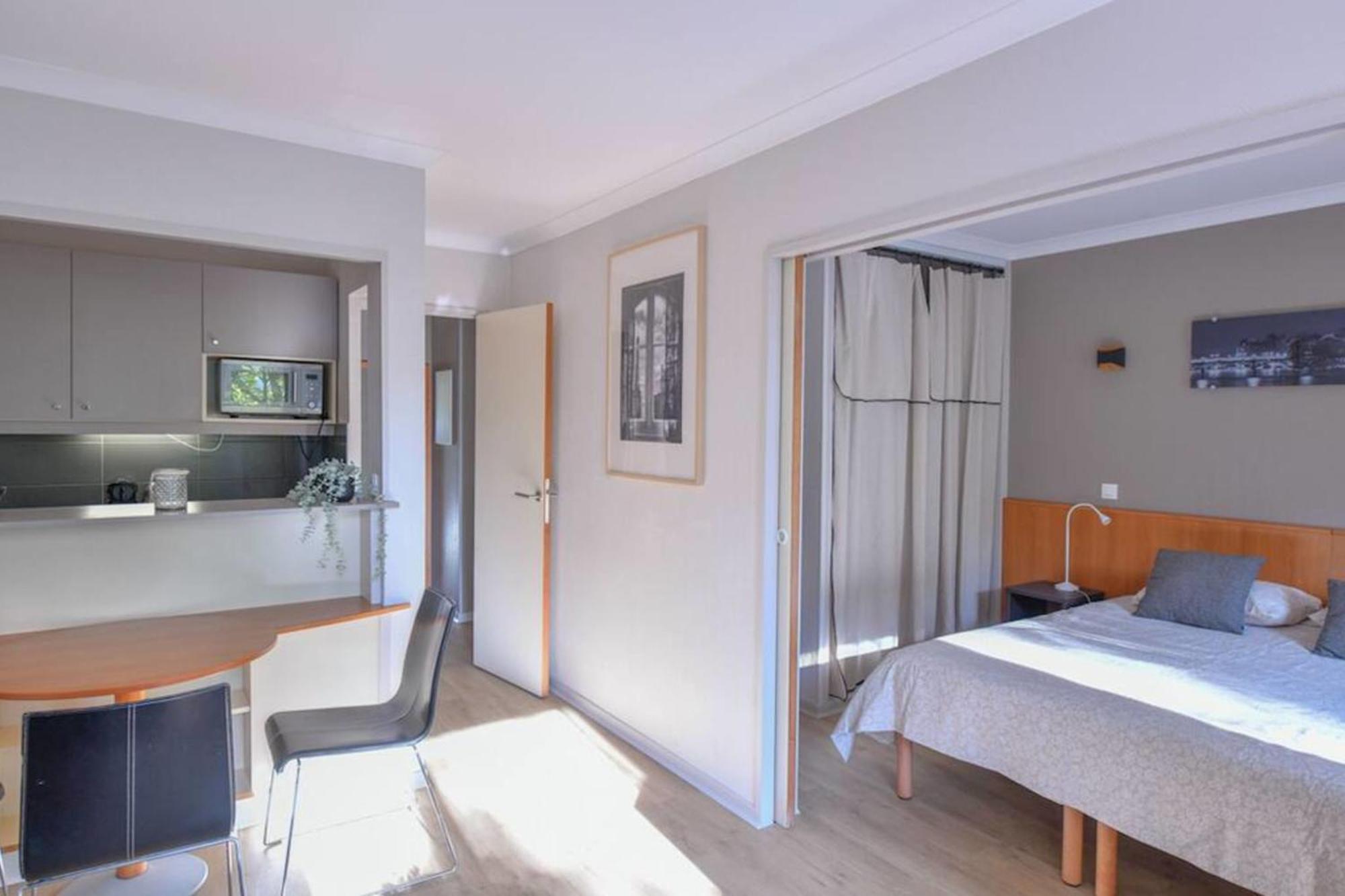 Cosy With Balcony Near Buttes Chaumont *