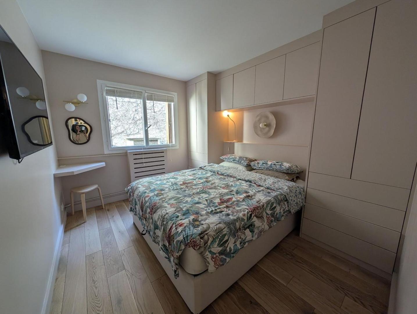 Hidden Gem In The Heart Of Paris' 11th District Apartment *