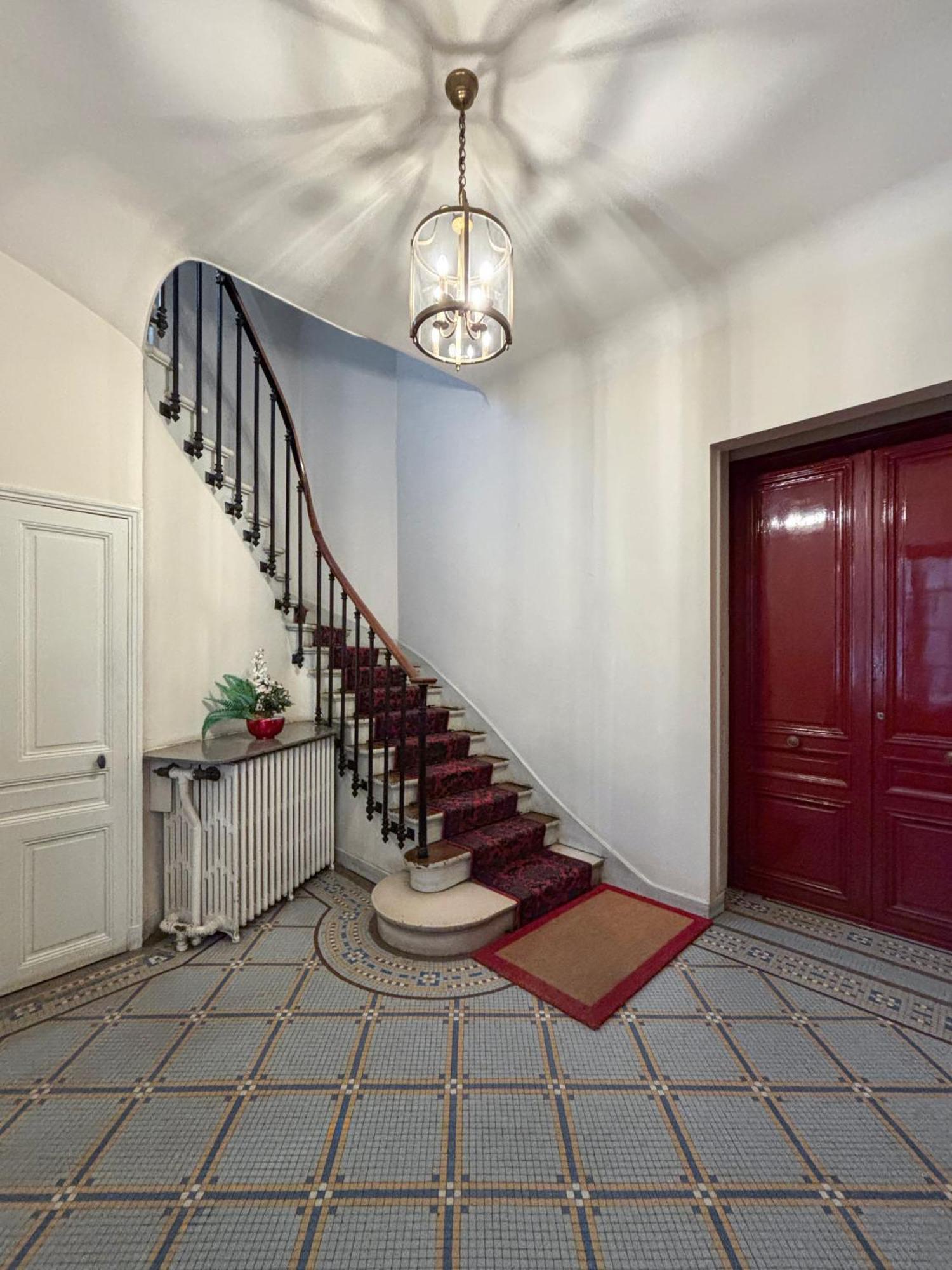 Lovely & Quiet A Montmartre Apartment