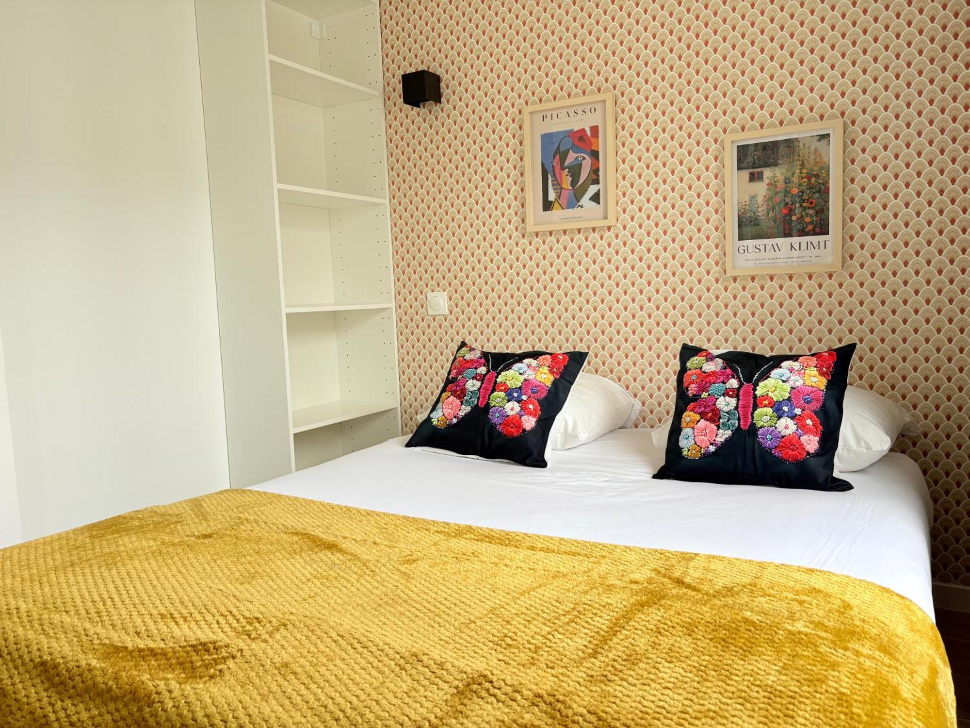 Moret Art Flats Trendy East