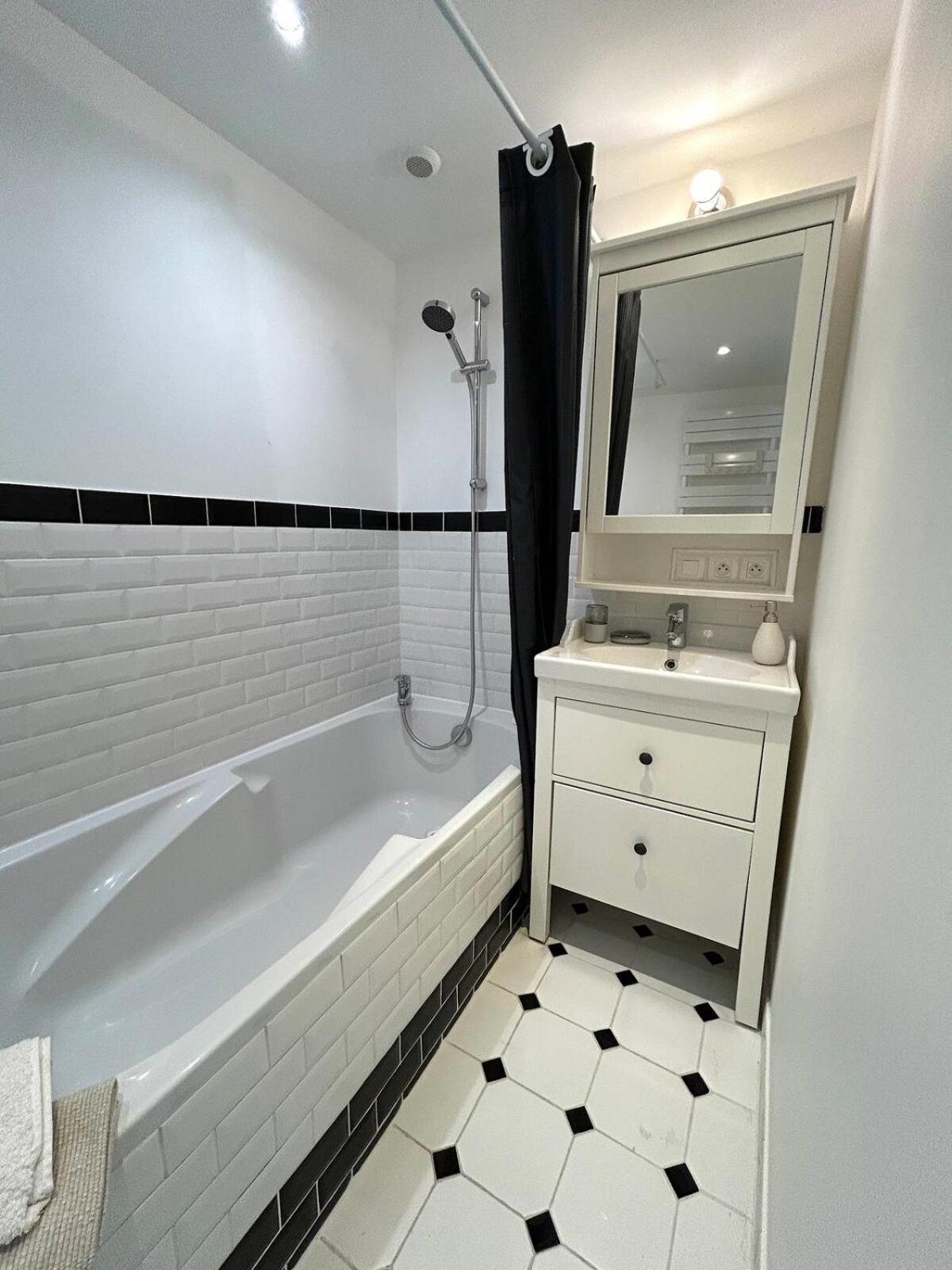 Apartment Outstanding And Sunbathed 3 Br Paris