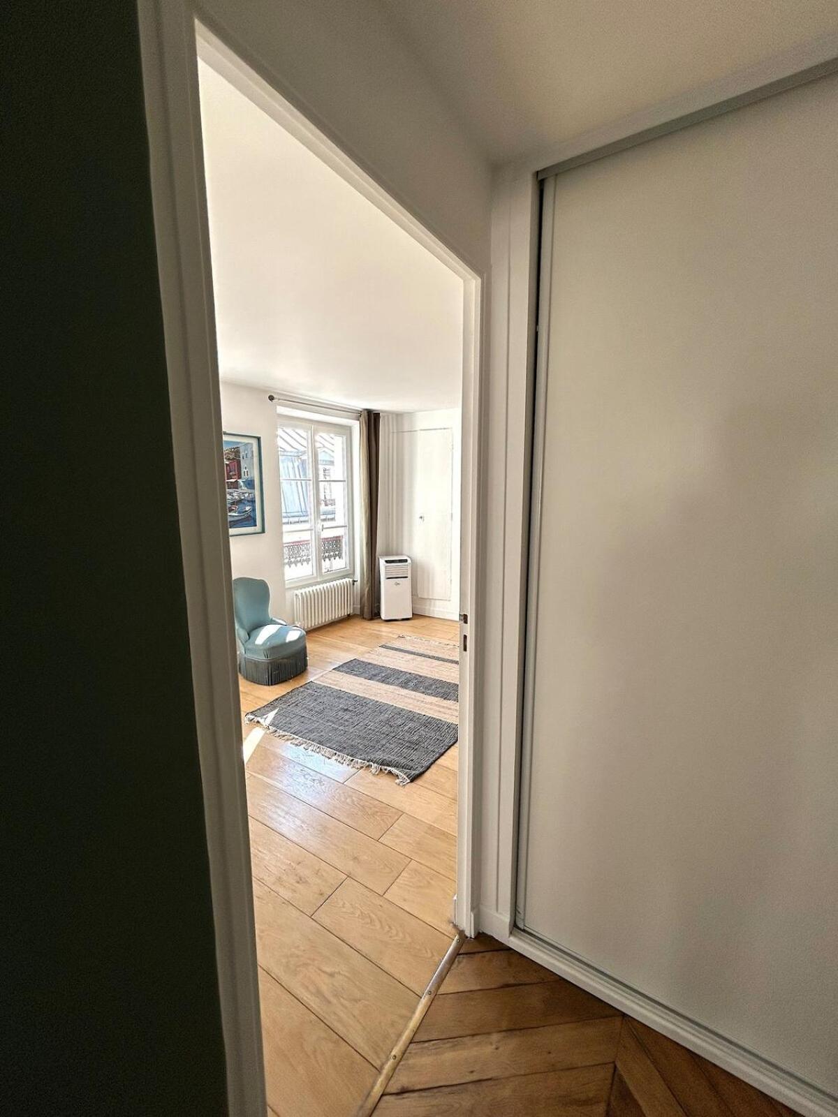 Apartment Outstanding And Sunbathed 3 Br Paris