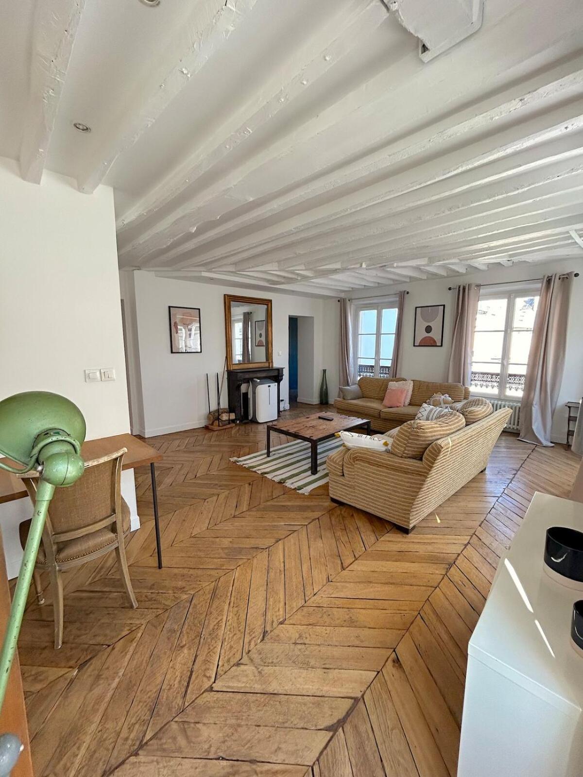 Outstanding And Sunbathed 3 Br Apartment Paris