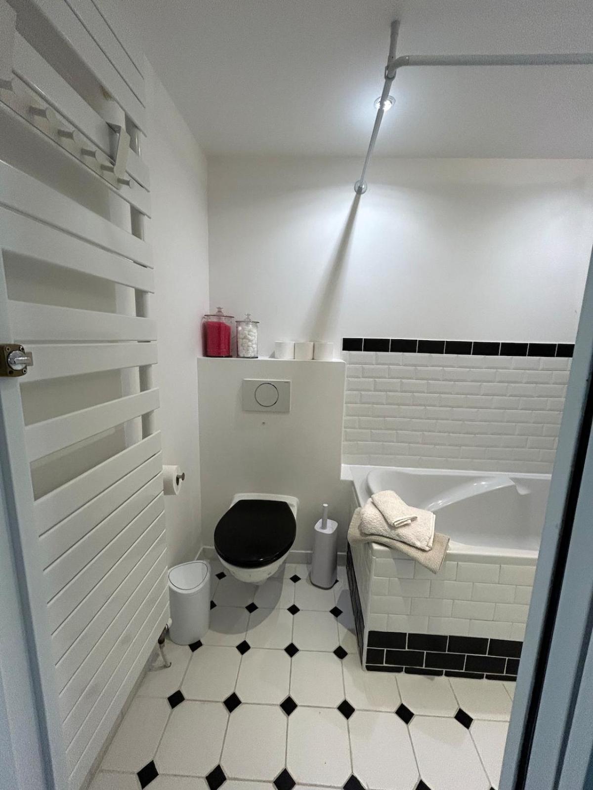 Outstanding And Sunbathed 3 Br Paris