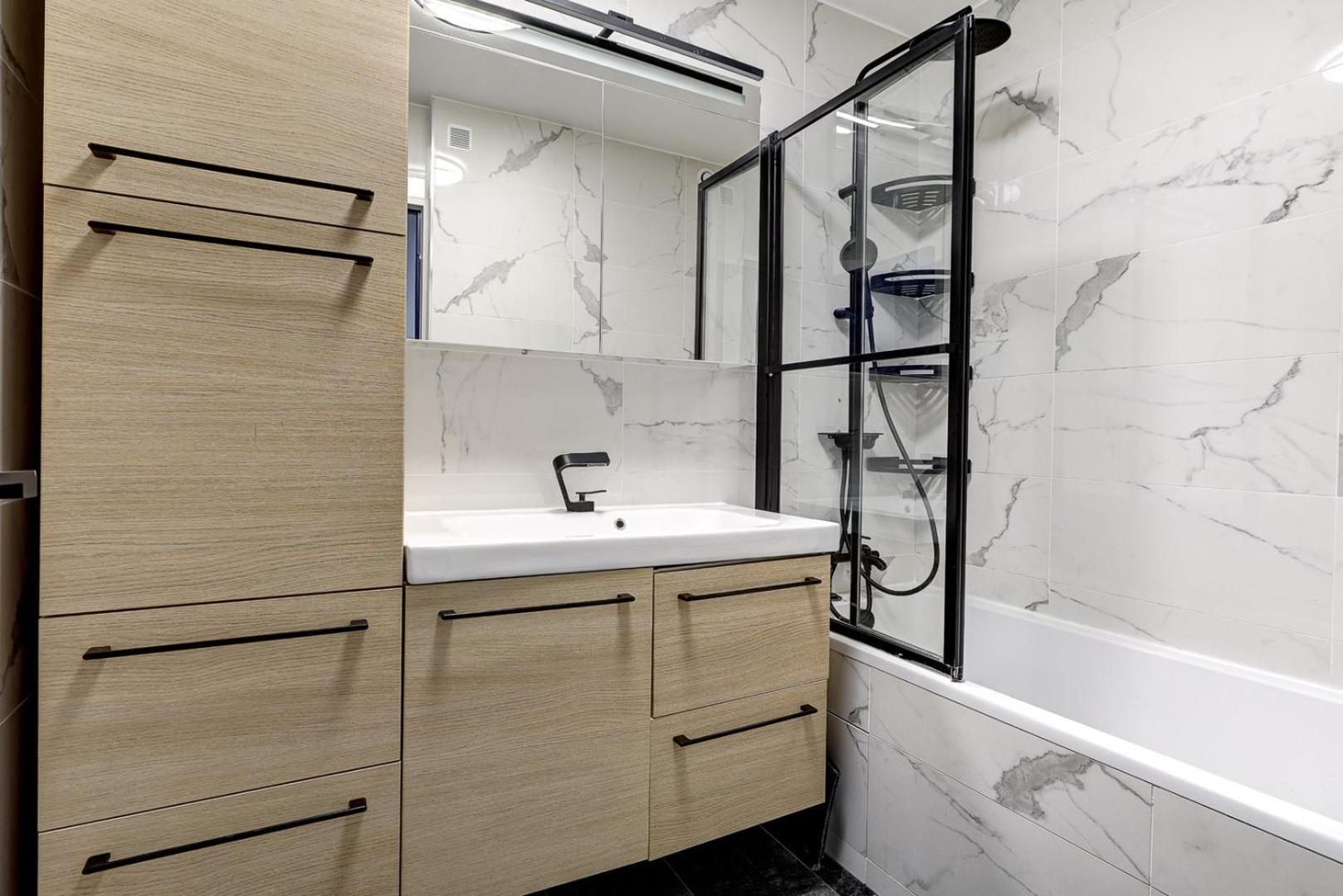 5020 Curial - Chic 19th Apartment *