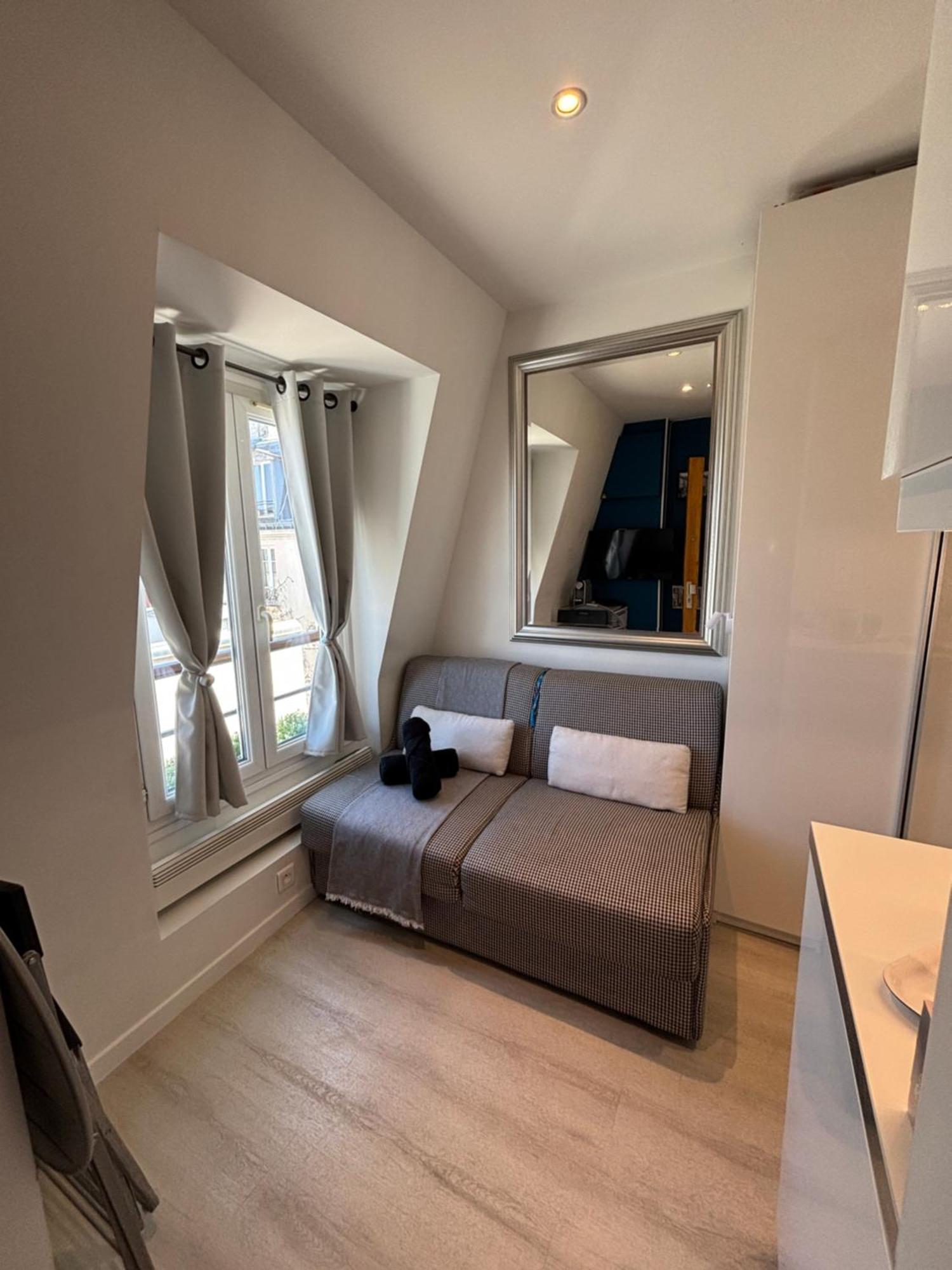 Parisian Cozy Studio: Batignolles Charm Near Landmarks * Paris