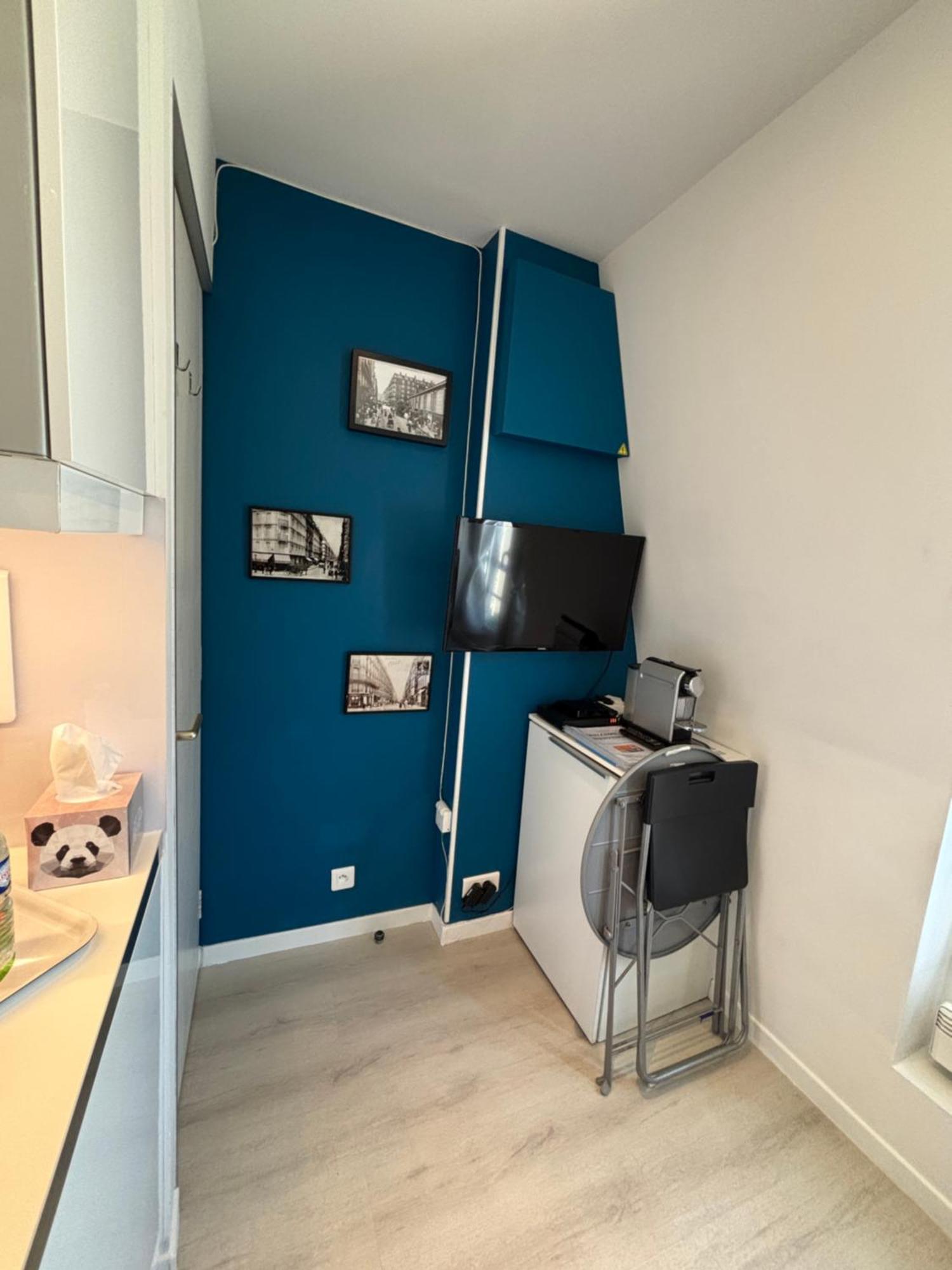 Apartment Parisian Cozy Studio: Batignolles Charm Near Landmarks *