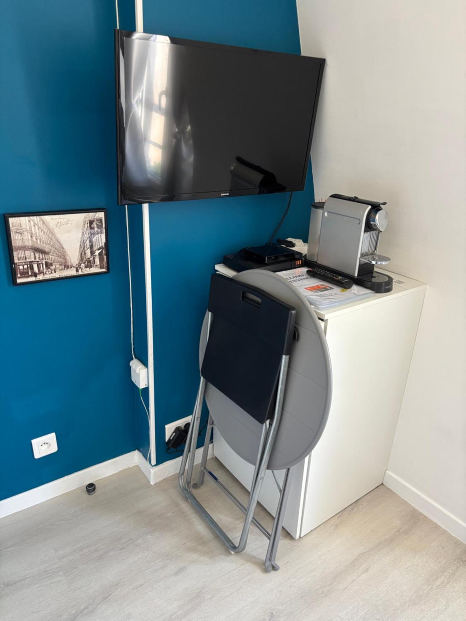 Parisian Cozy Studio: Batignolles Charm Near Landmarks Paris