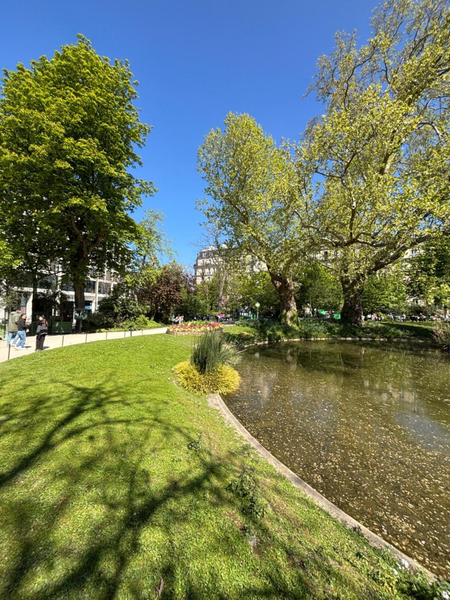Parisian Cozy Studio: Batignolles Charm Near Landmarks