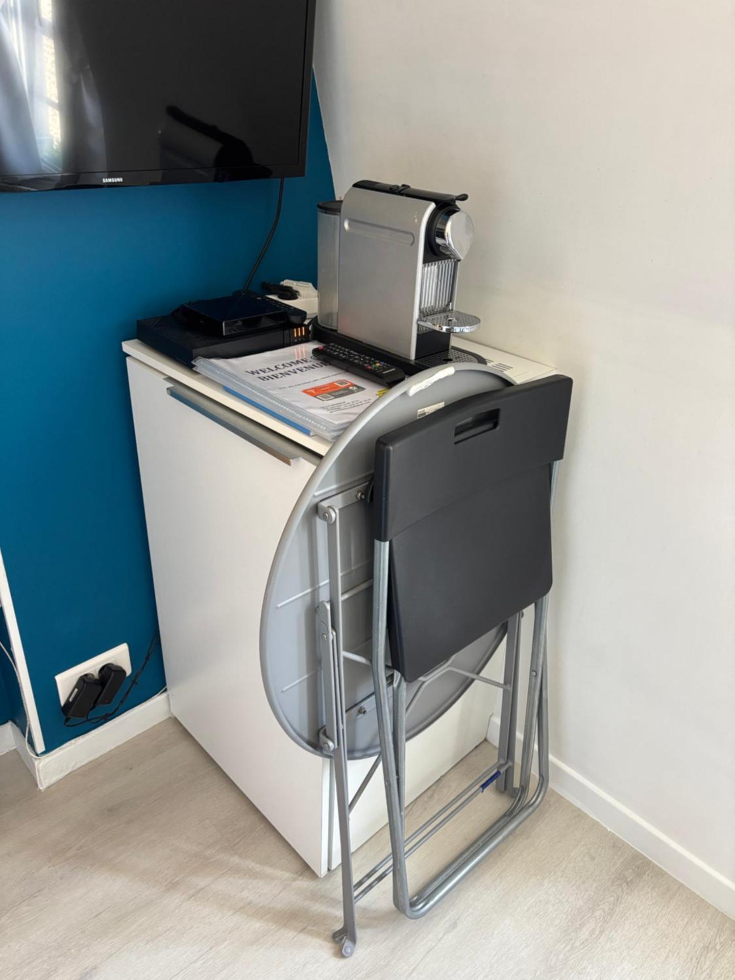 Parisian Cozy Studio: Batignolles Charm Near Landmarks Apartment *