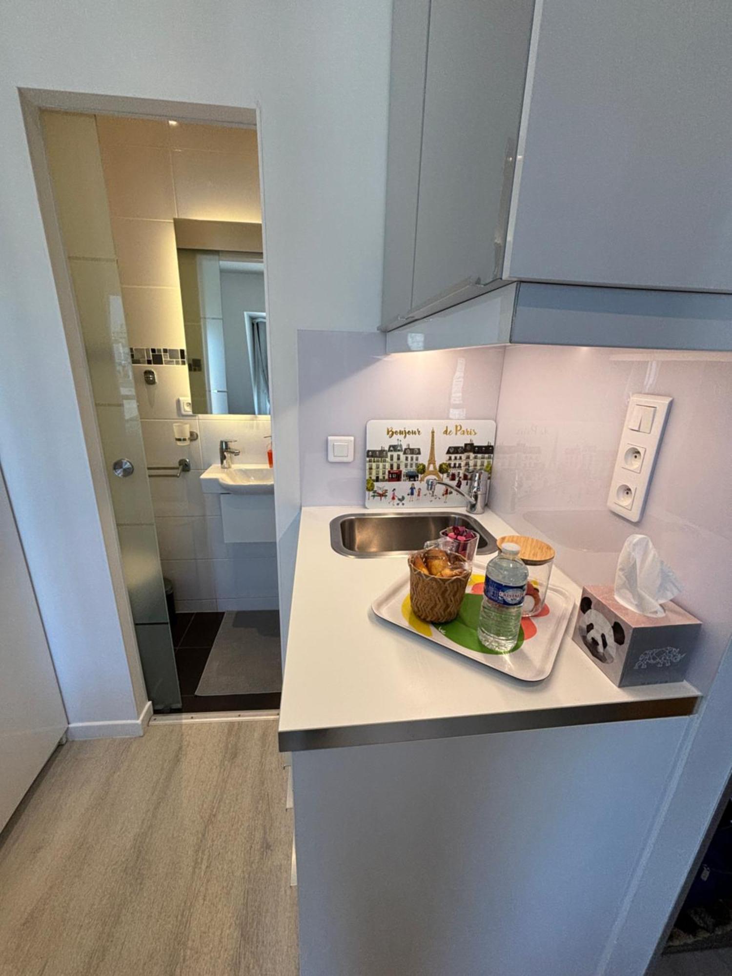 Apartment Parisian Cozy Studio: Batignolles Charm Near Landmarks Paris