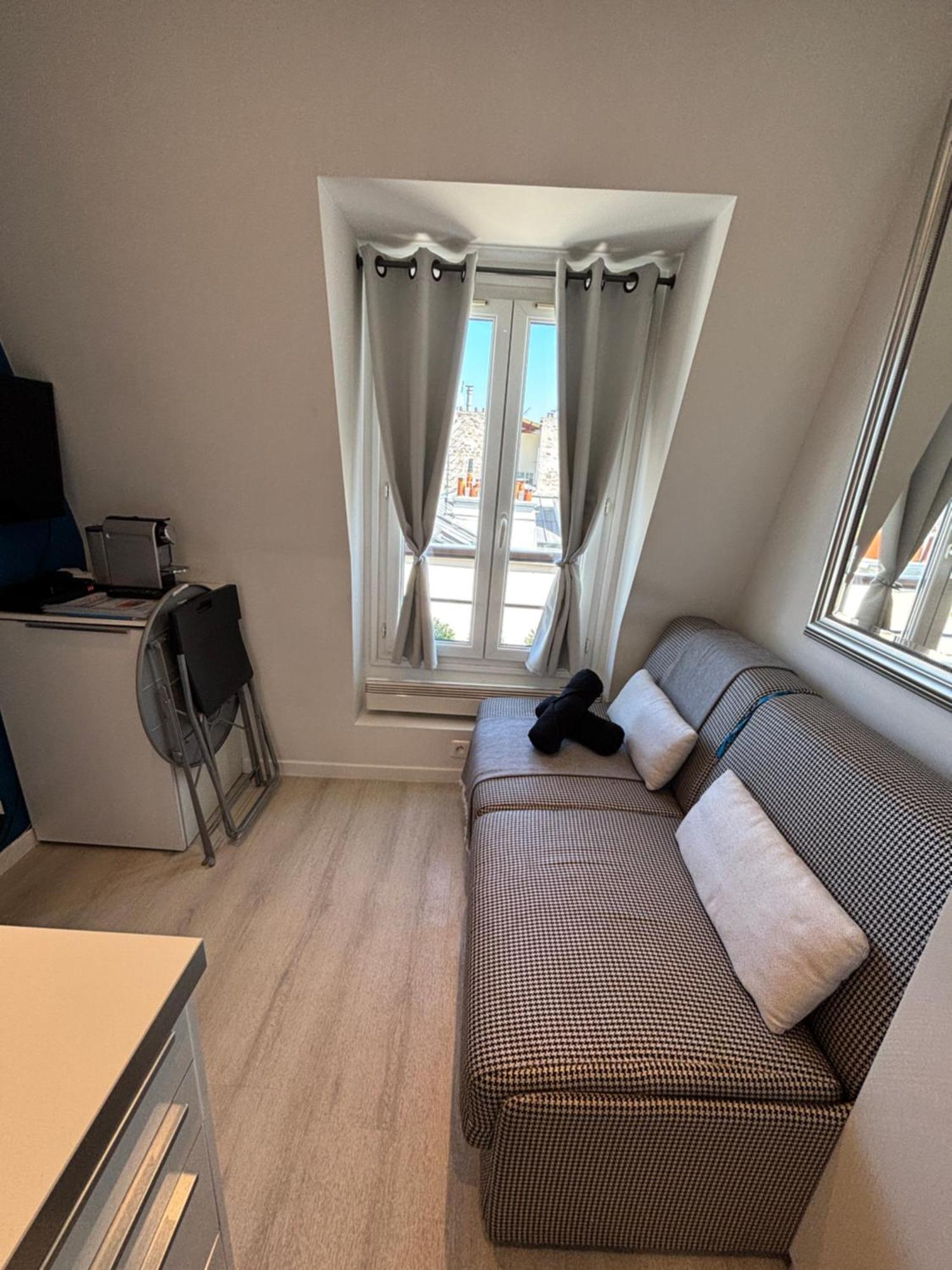 Apartment Parisian Cozy Studio: Batignolles Charm Near Landmarks *